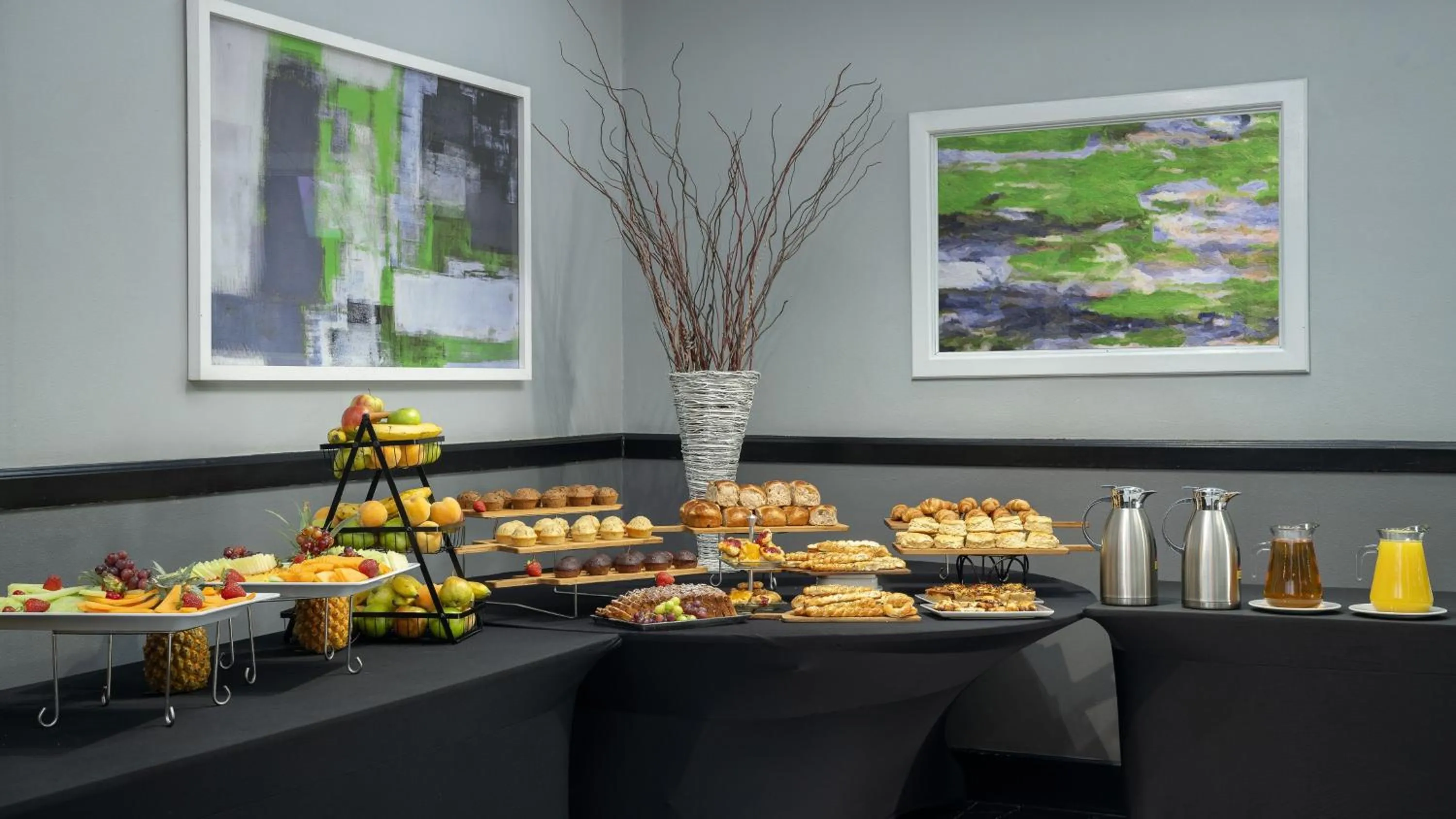 Restaurant/places to eat in Holiday Inn Johannesburg OR Tambo Airport Hotel by IHG