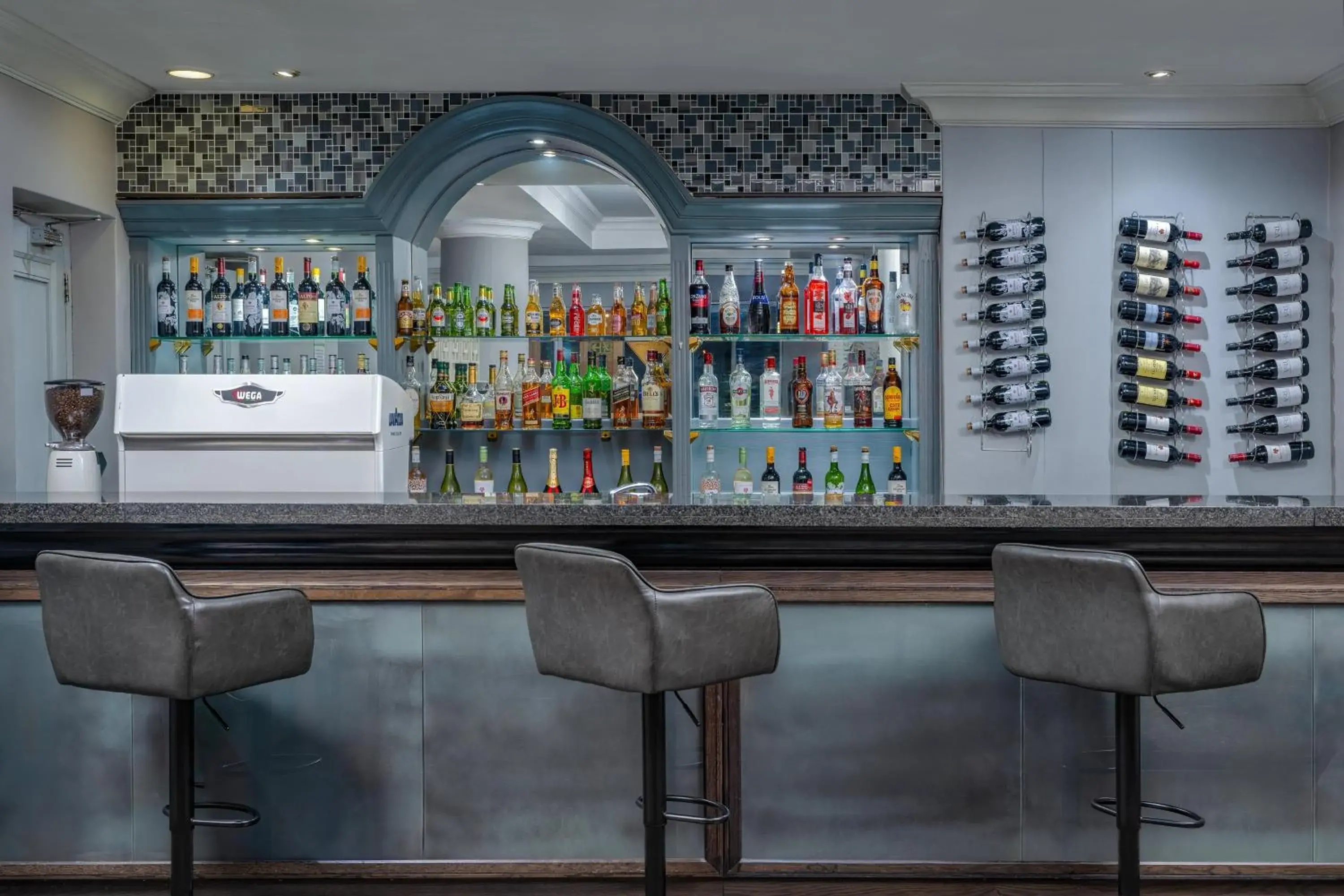 Lounge or bar in Holiday Inn Johannesburg OR Tambo Airport Hotel by IHG Lounge or bar in Holiday Inn Johannesburg OR Tambo Airport Hotel by IHG