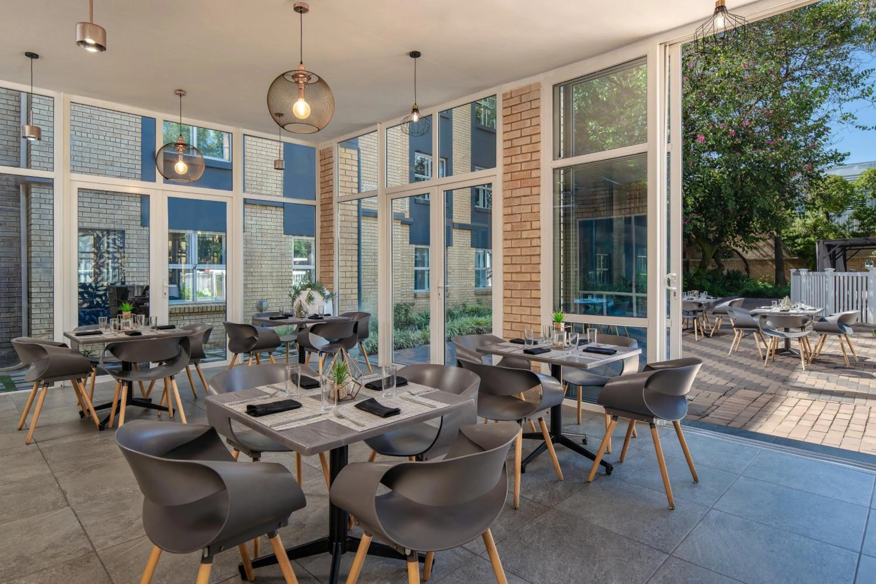 Restaurant/places to eat in Holiday Inn Johannesburg OR Tambo Airport Hotel by IHG