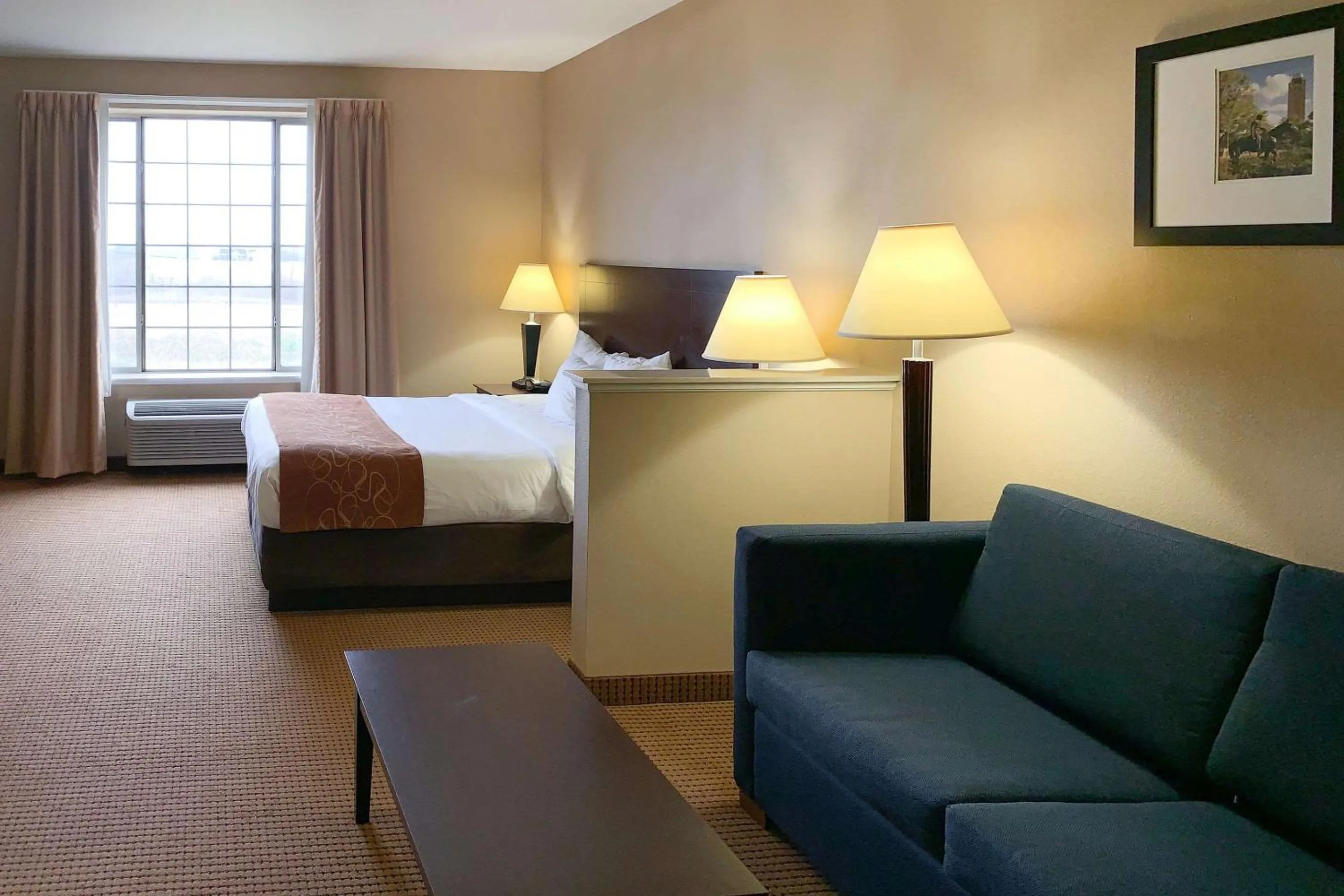 Bedroom, Bed in Comfort Suites Roanoke - Fort Worth North