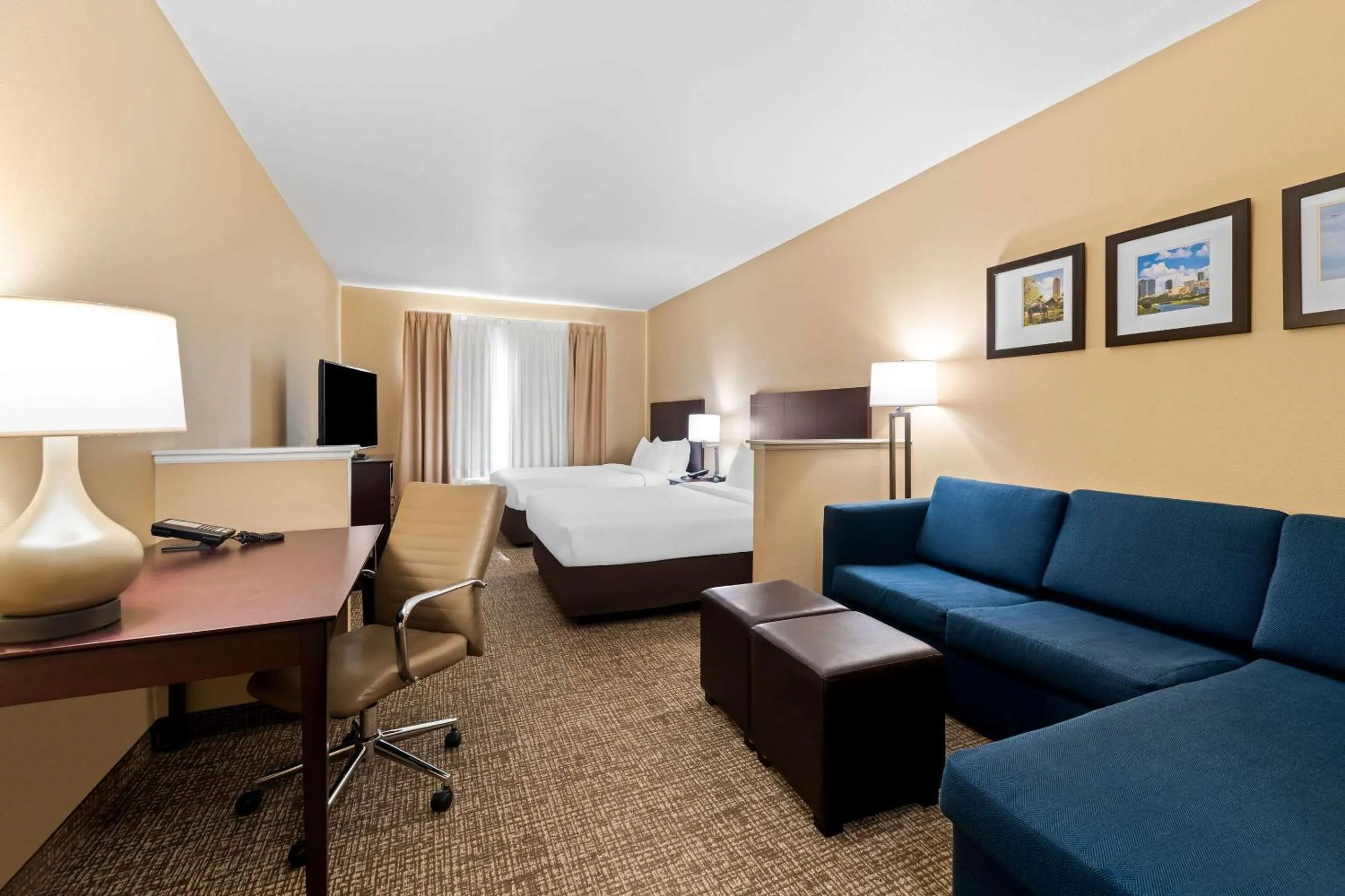 Bedroom in Comfort Suites Roanoke - Fort Worth North
