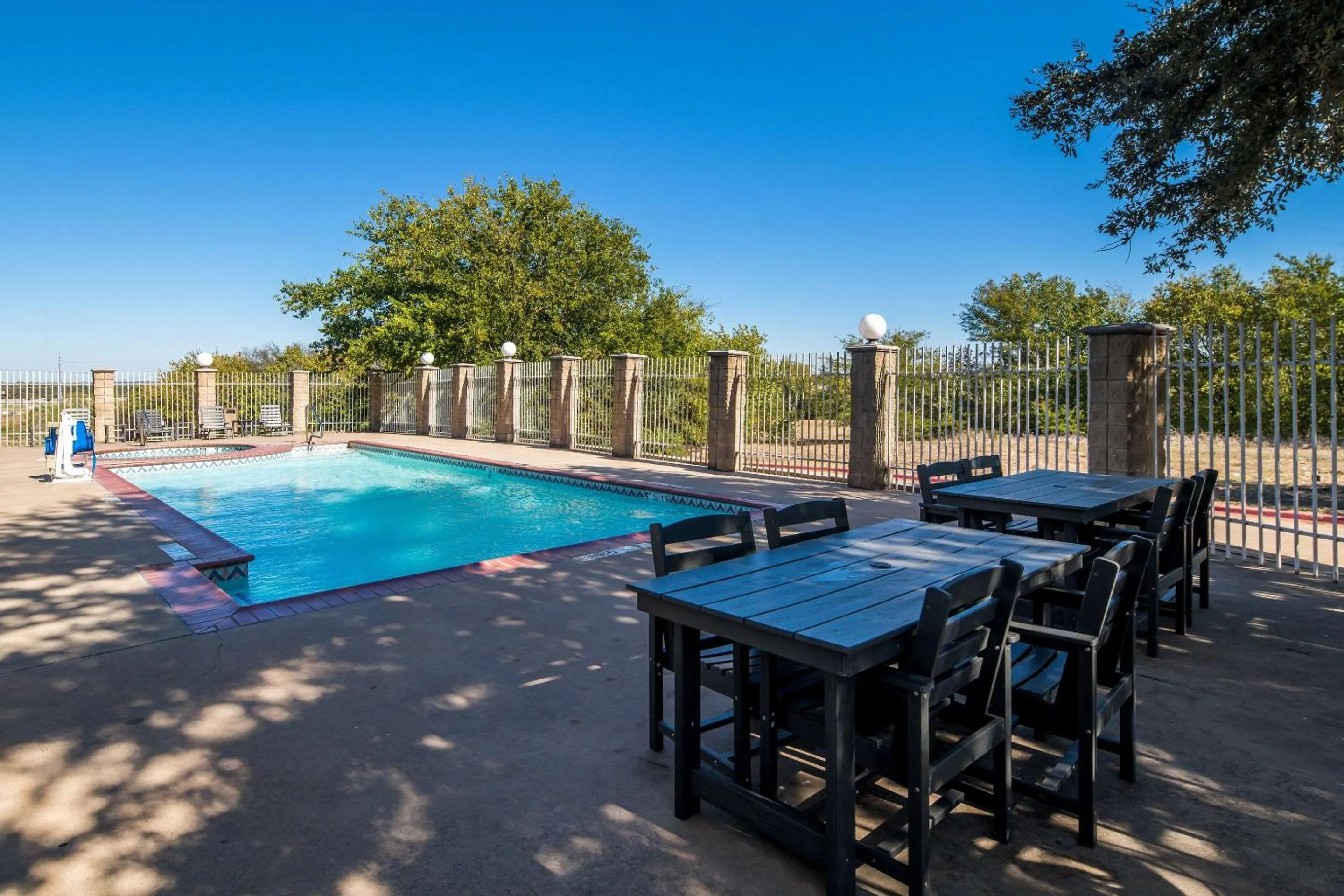 Swimming pool in Comfort Suites Roanoke - Fort Worth North