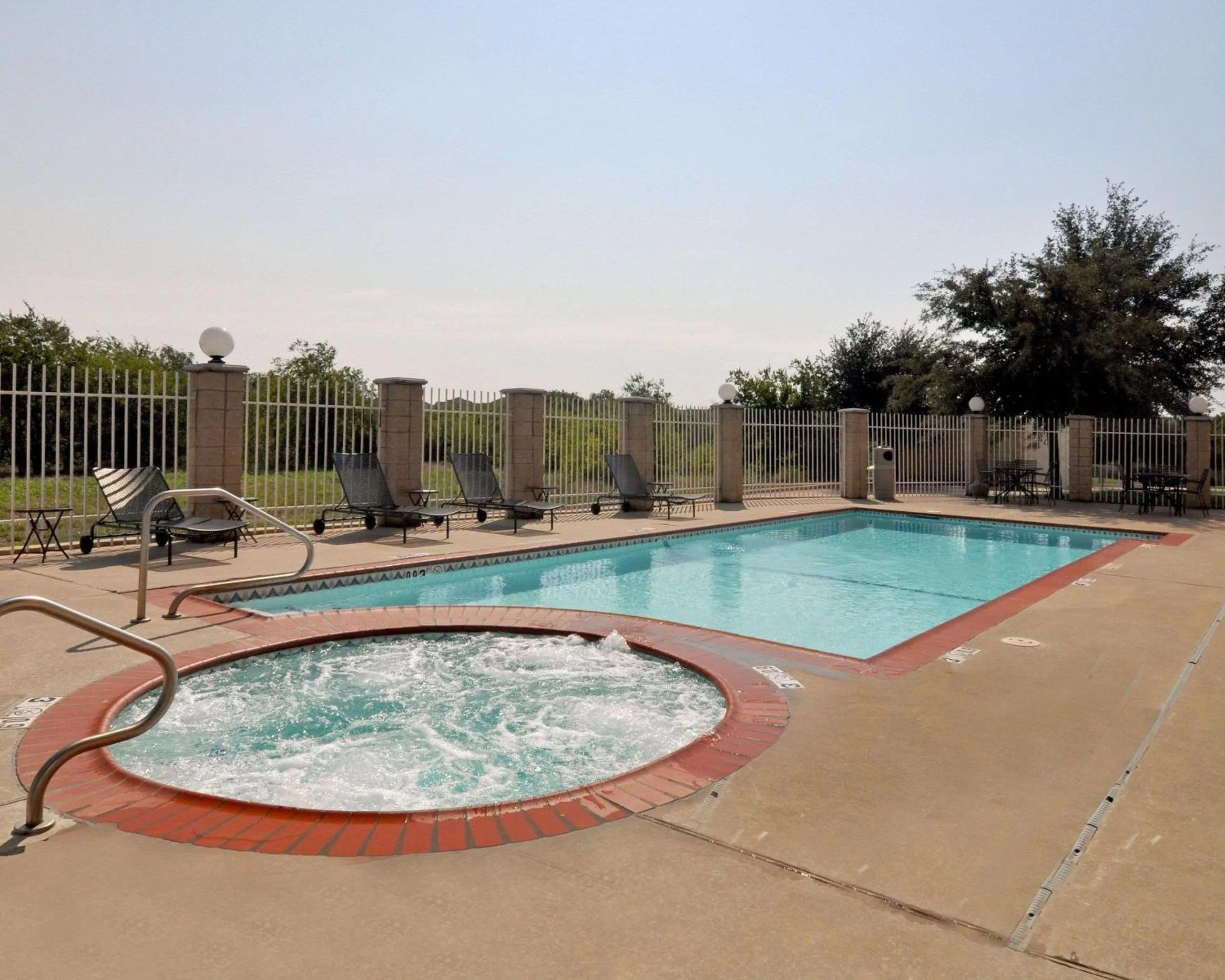 Swimming pool in Comfort Suites Roanoke - Fort Worth North