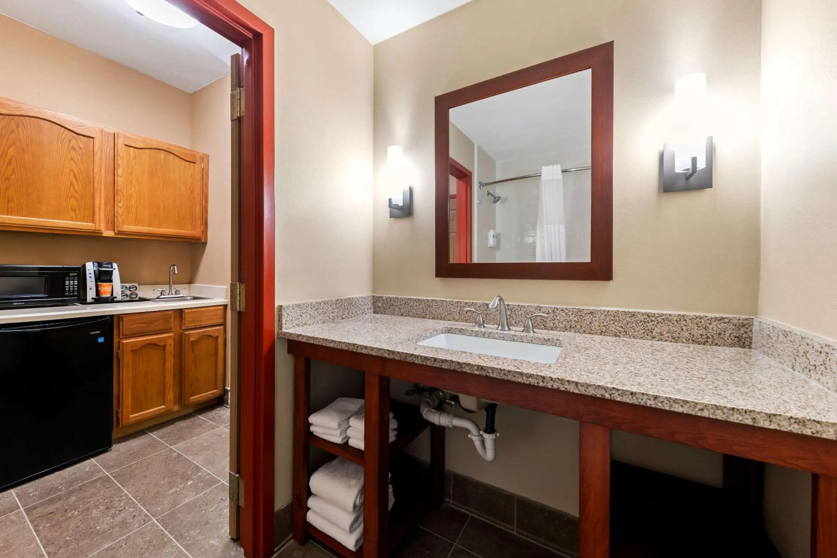 Bedroom in Comfort Suites Roanoke - Fort Worth North