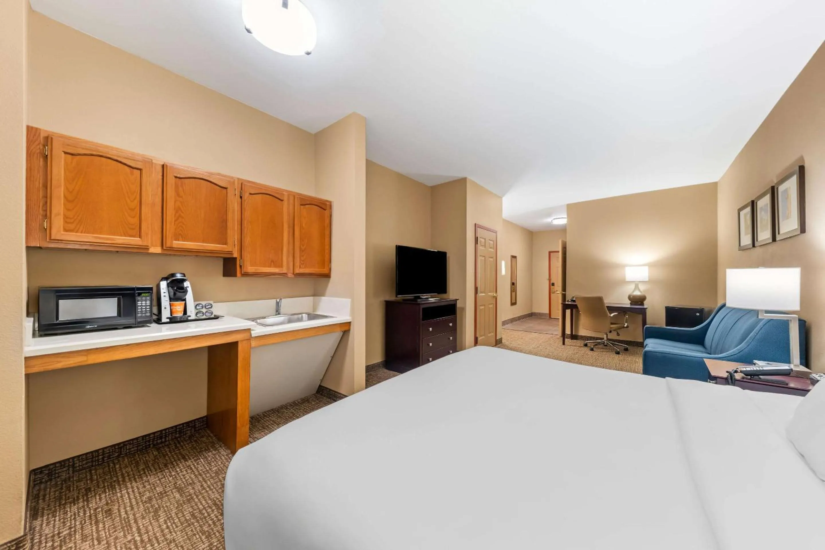 Bedroom, Bed in Comfort Suites Roanoke - Fort Worth North