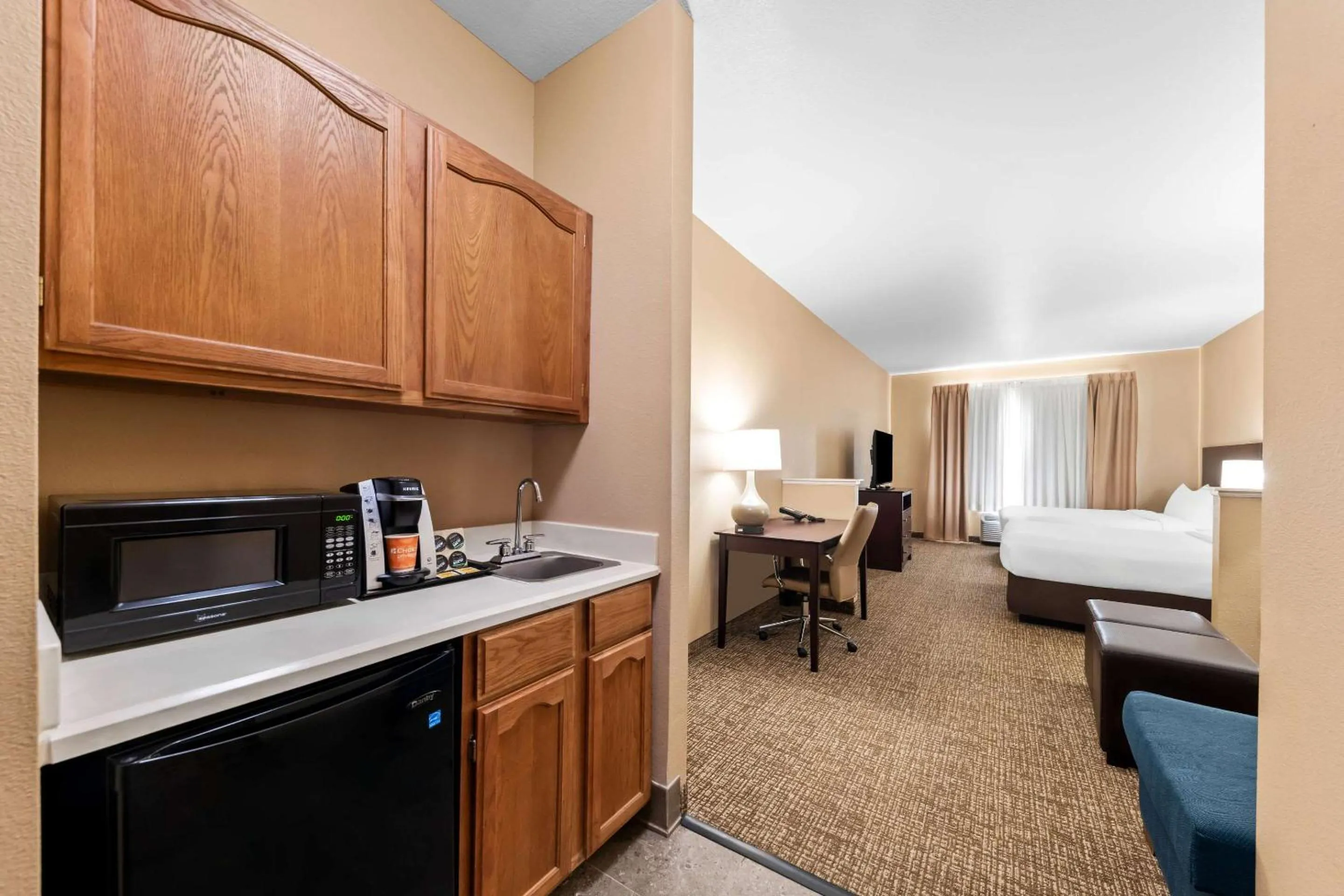 Bedroom, Bed in Comfort Suites Roanoke - Fort Worth North