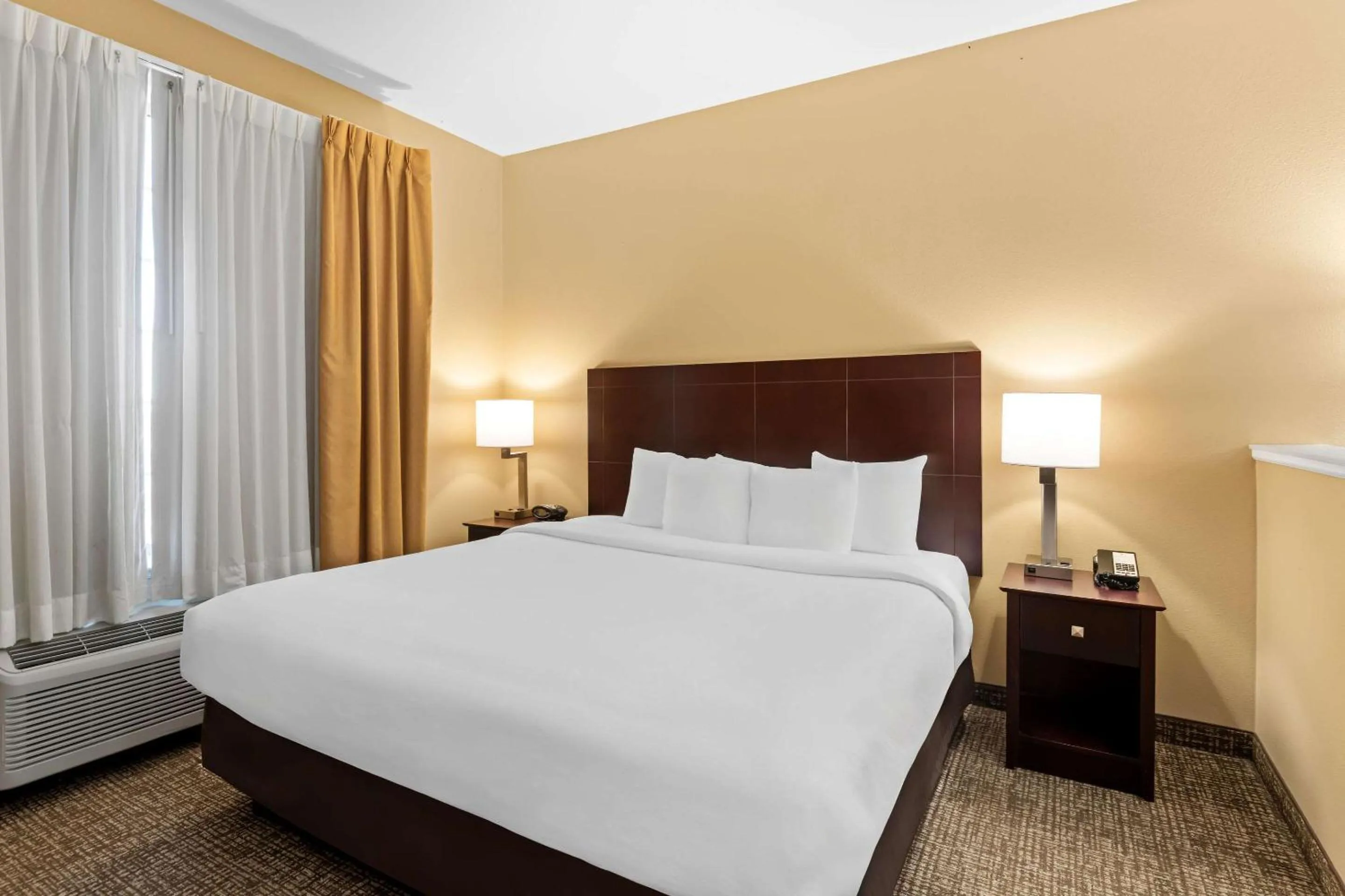 Bedroom, Bed in Comfort Suites Roanoke - Fort Worth North