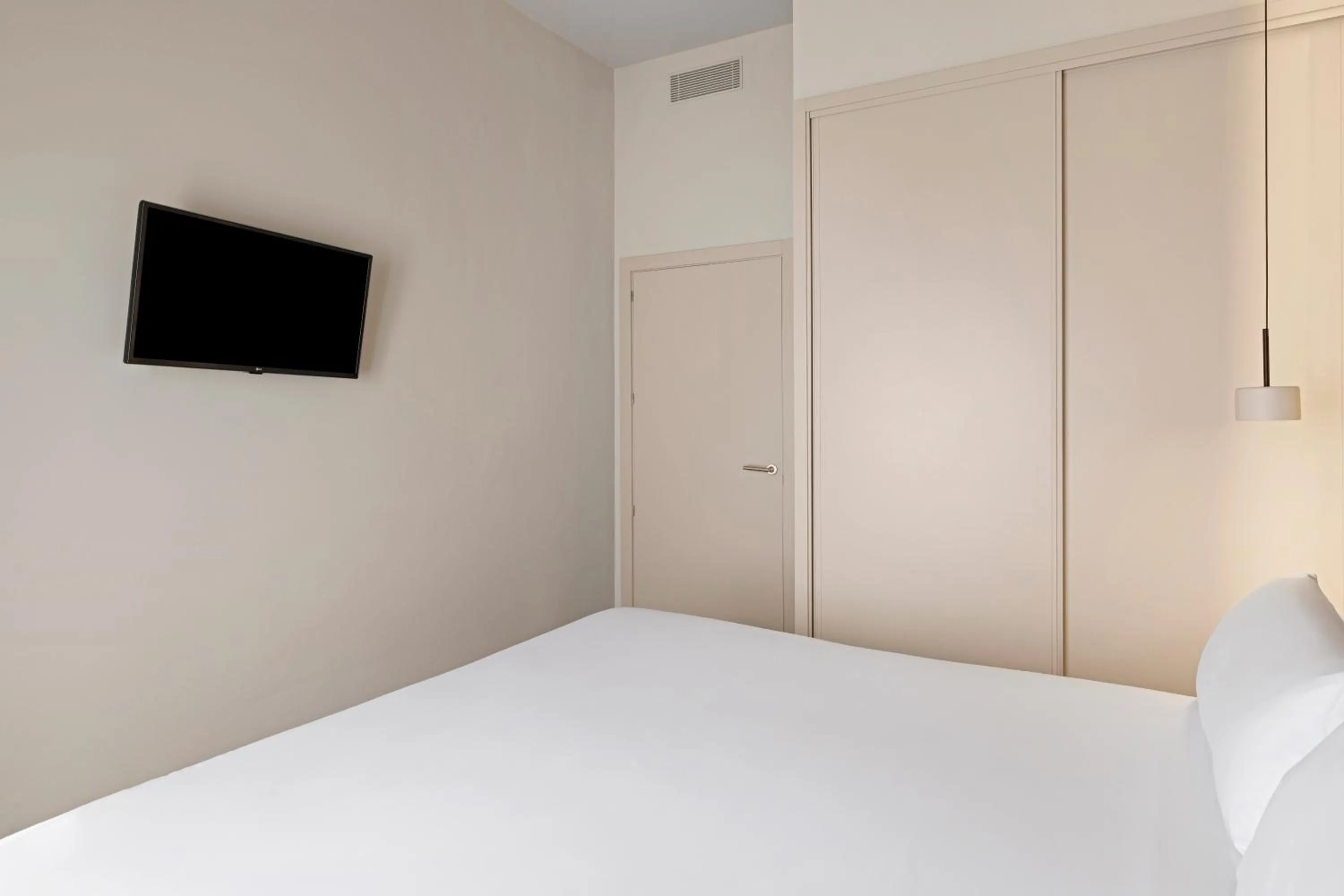 Bed in B&B HOTEL Apartamentos Madrid Centro Fuencarral 46