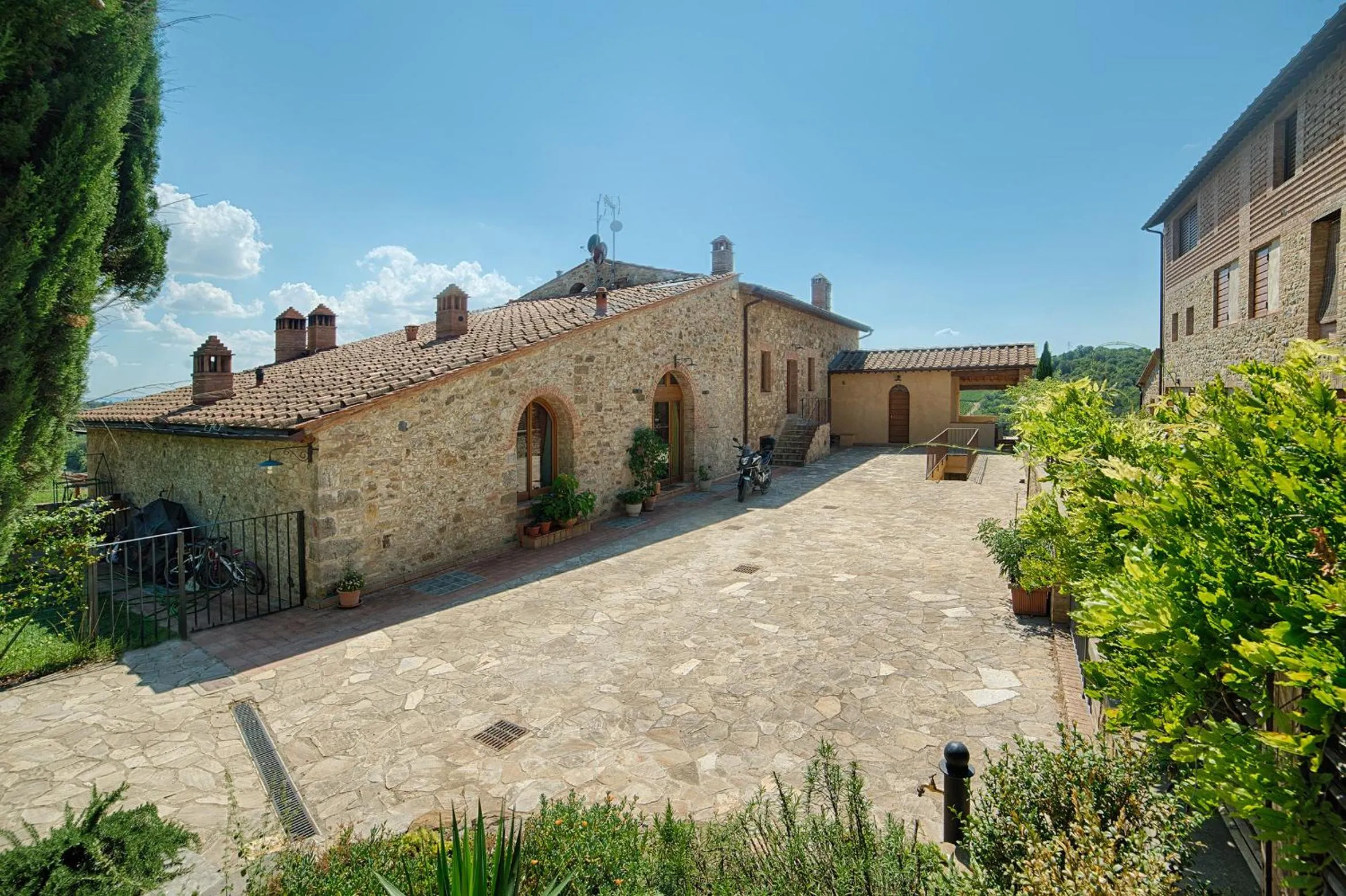 Facade/entrance in Chianti B&B Design infinity pool shared