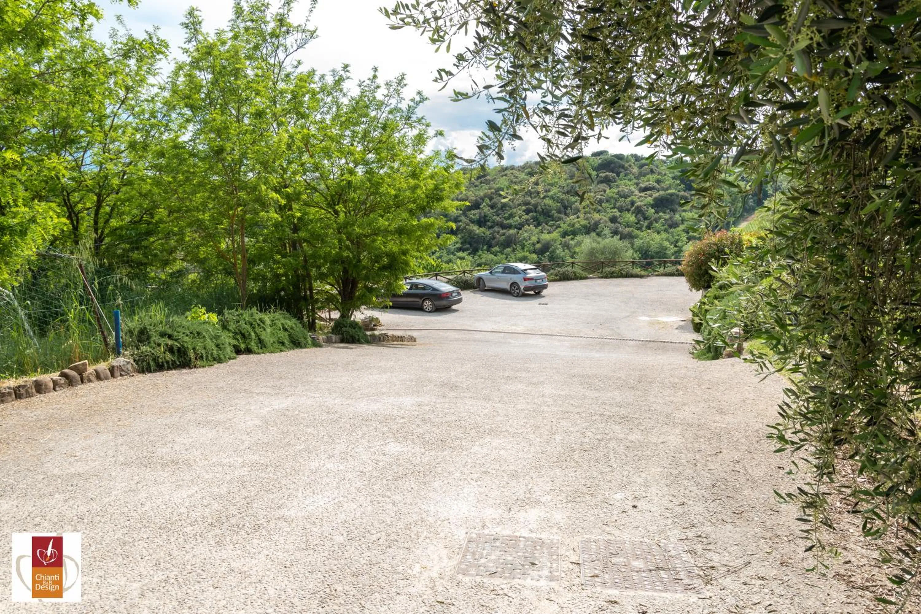Parking in Chianti B&B Design infinity pool shared