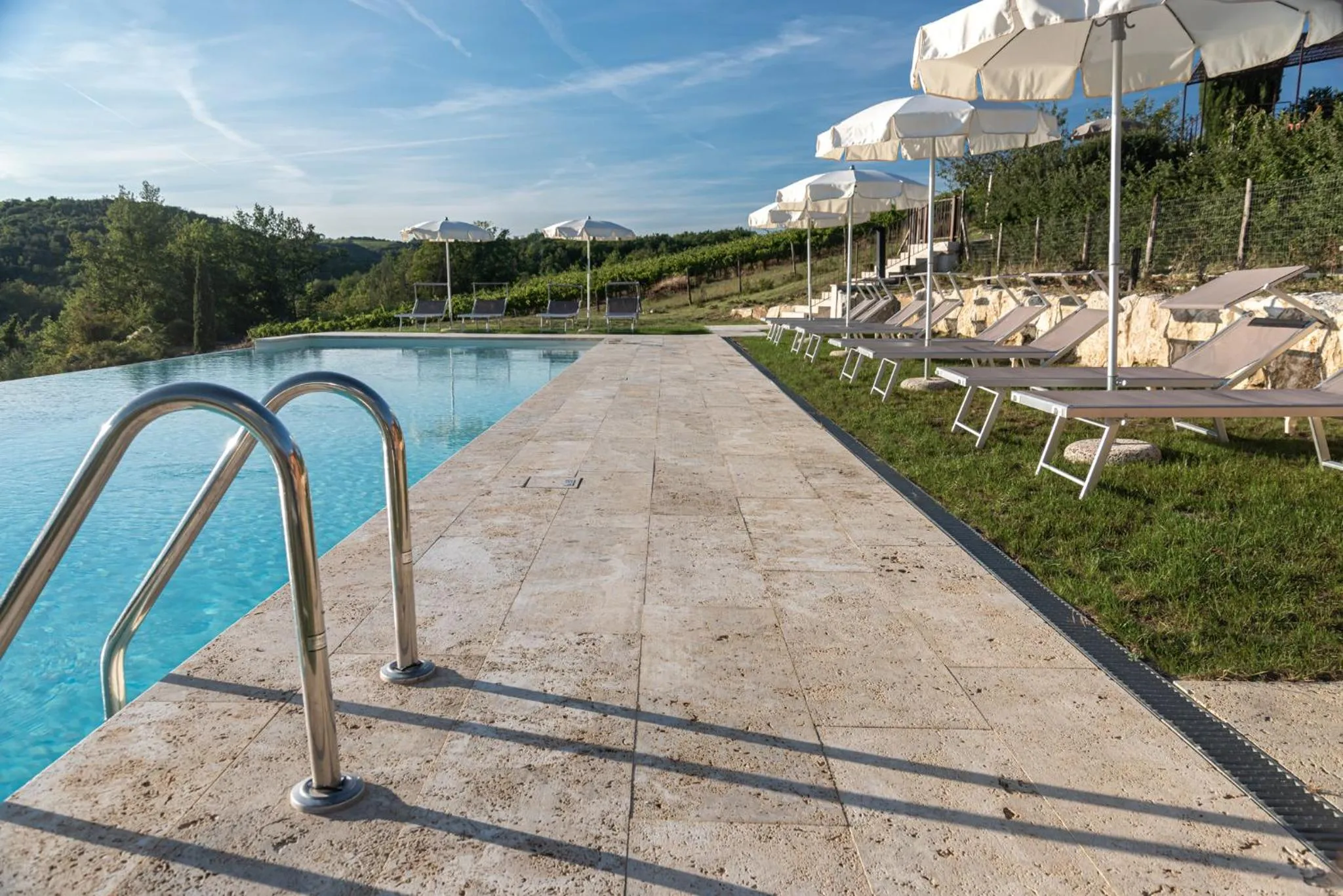 Swimming pool in Chianti B&B Design infinity pool shared