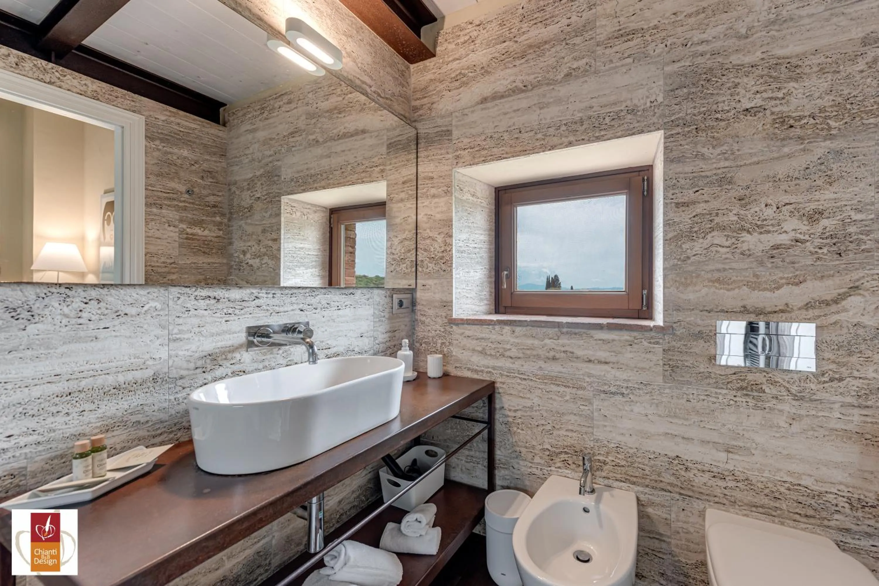 Shower in Chianti B&B Design infinity pool shared