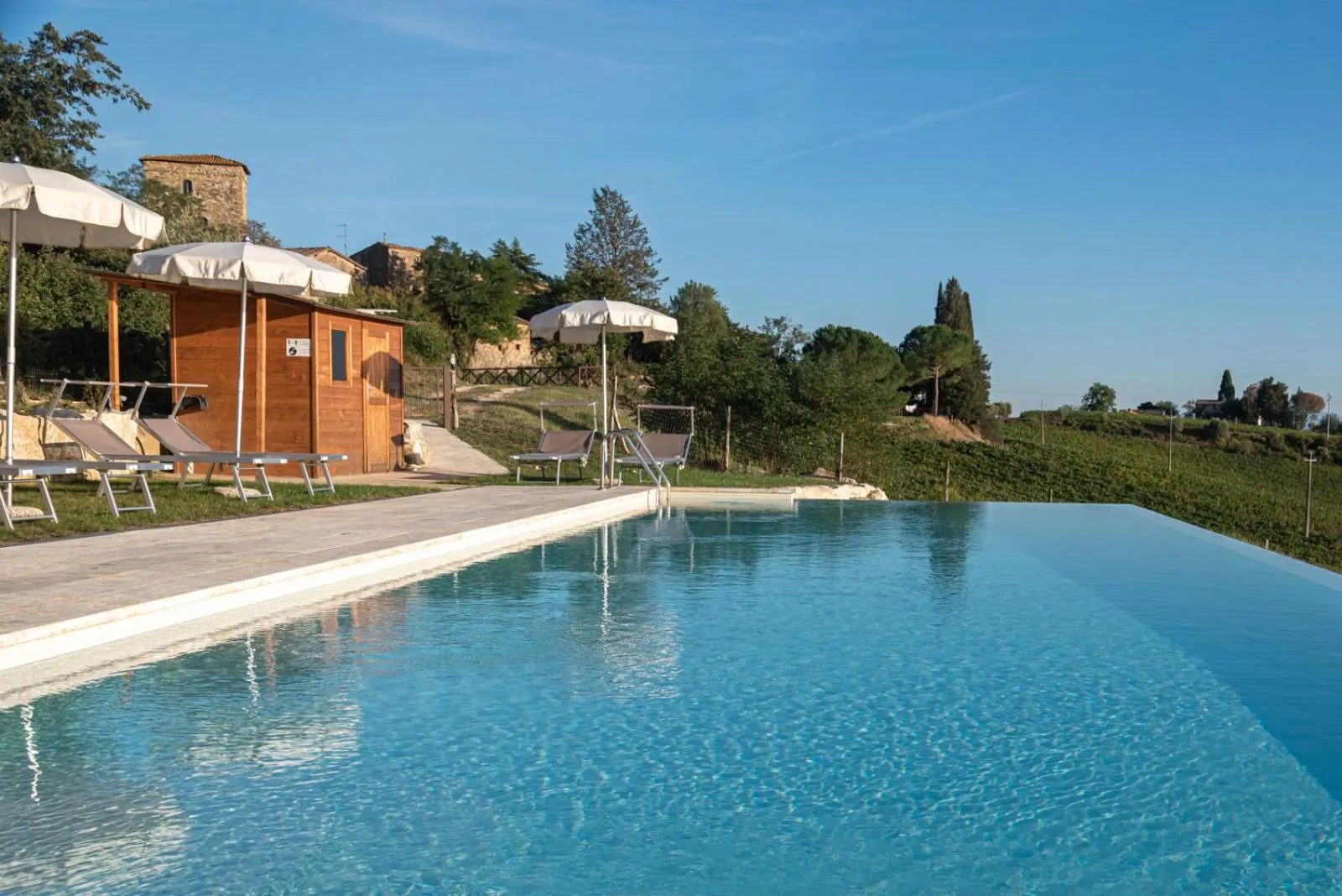 Chianti B&B Design infinity pool shared