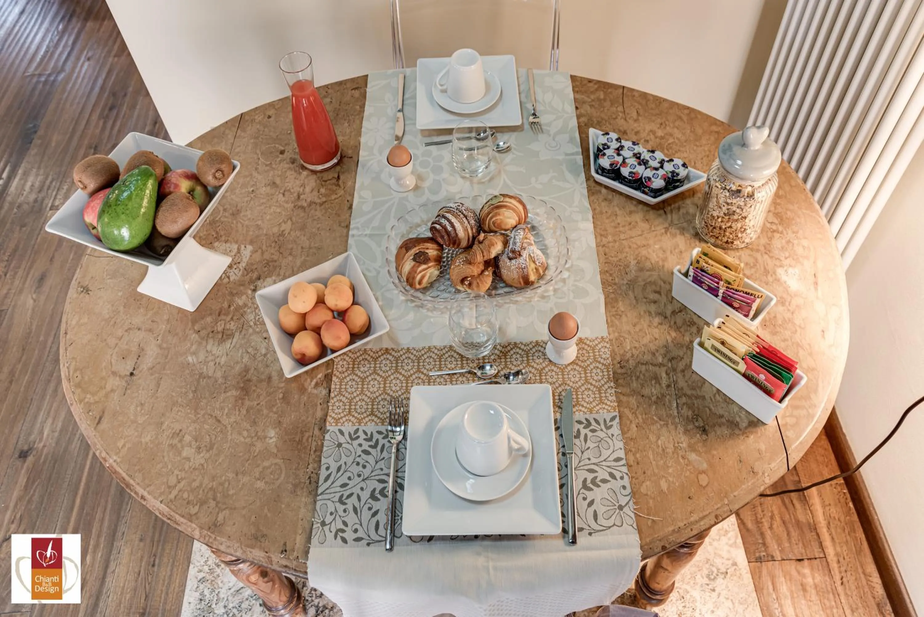 Food and drinks in Chianti B&B Design infinity pool shared