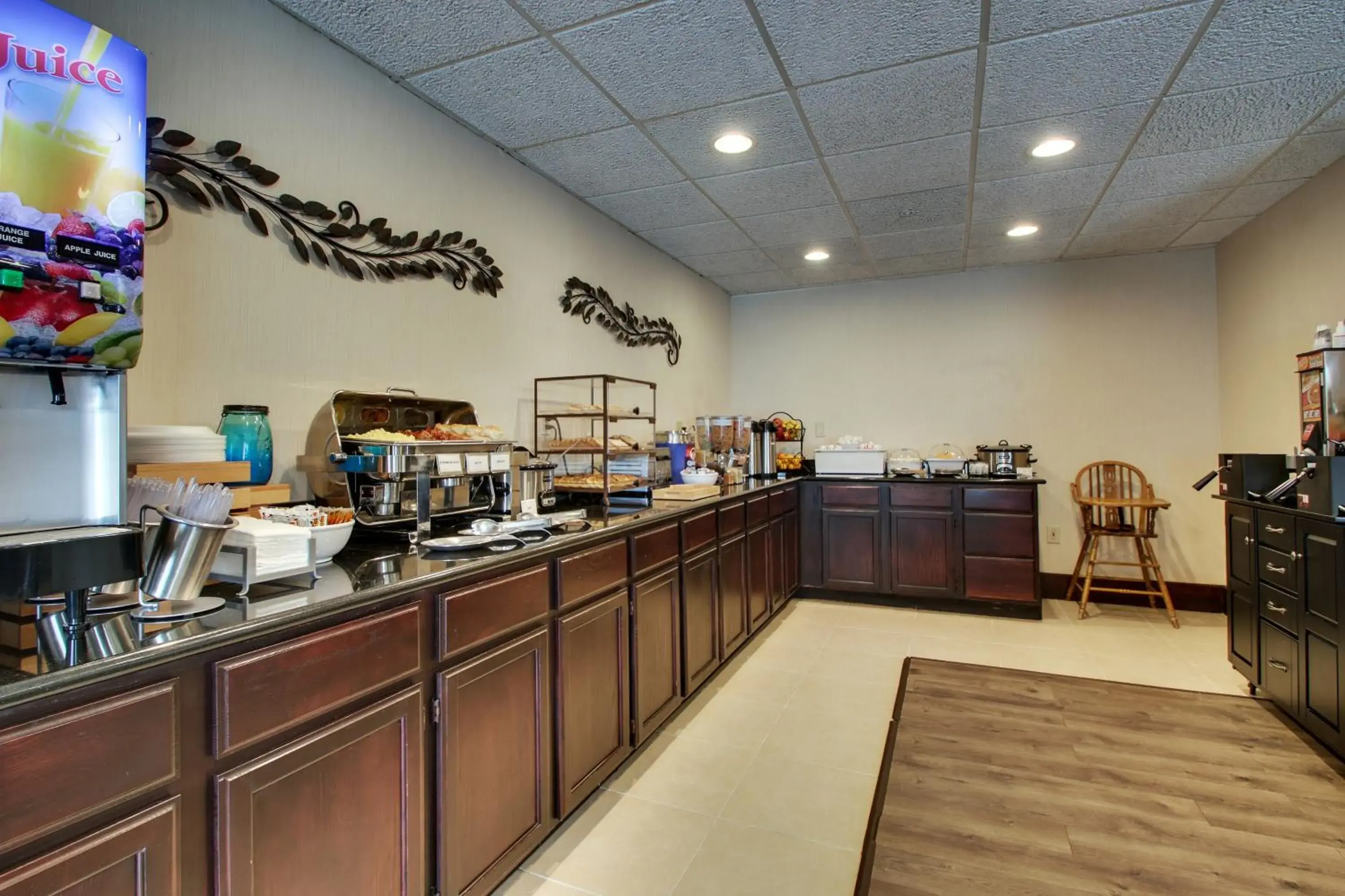 Breakfast, Restaurant/Places to Eat in Wingfield Inn & Suites