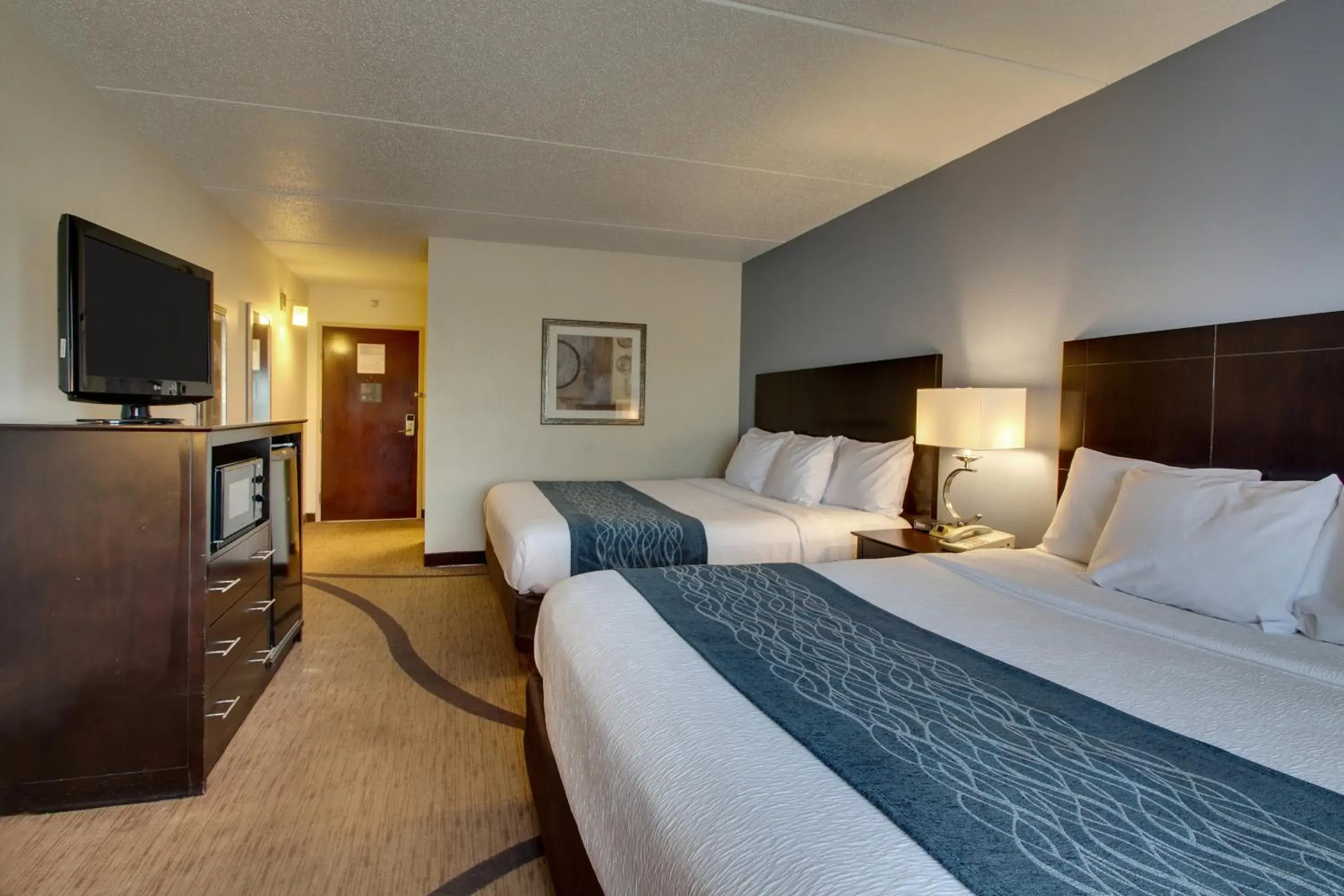 Photo of the whole room, Bed in Wingfield Inn & Suites