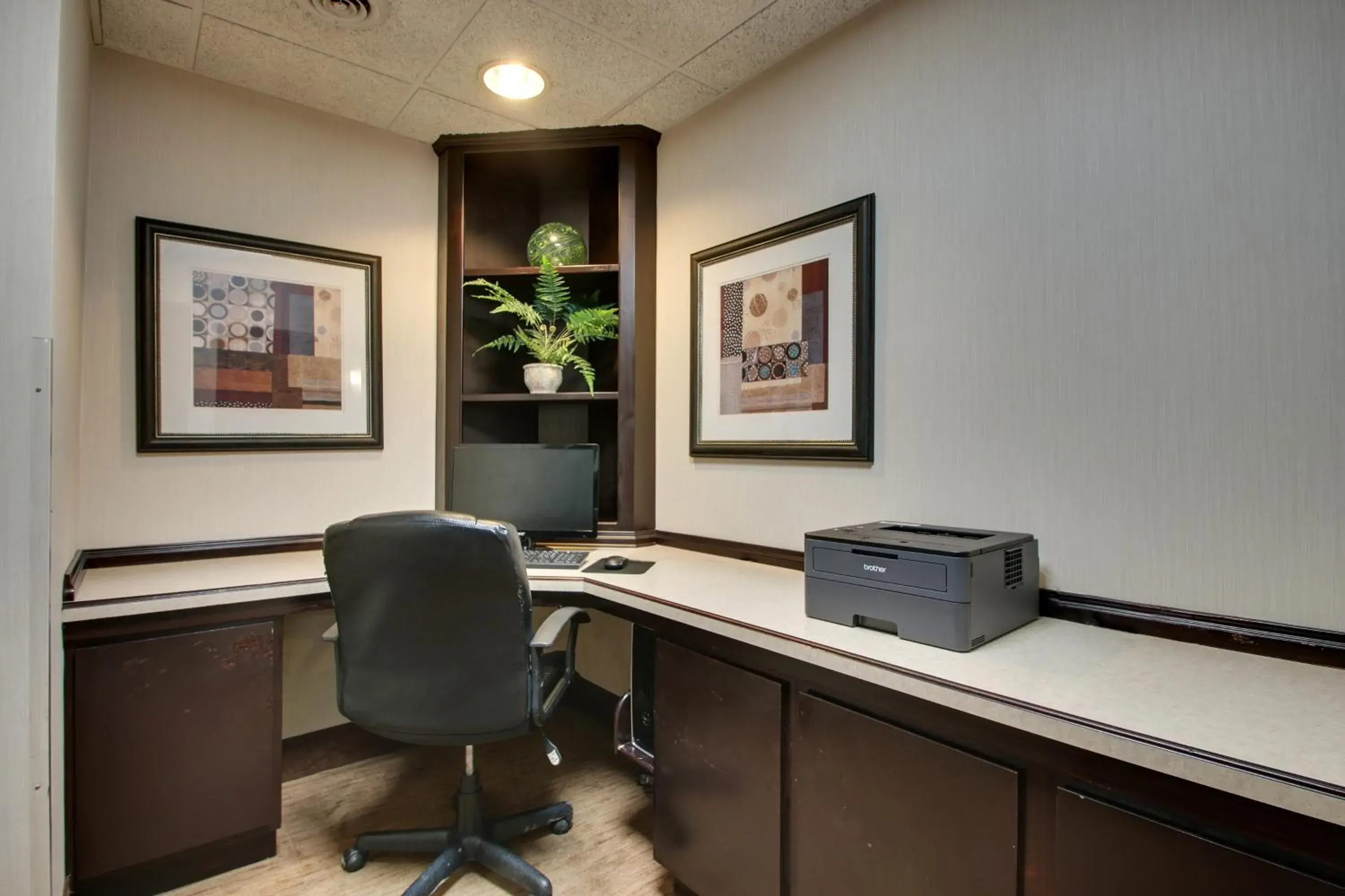 Breakfast, Business Area/Conference Room in Wingfield Inn & Suites