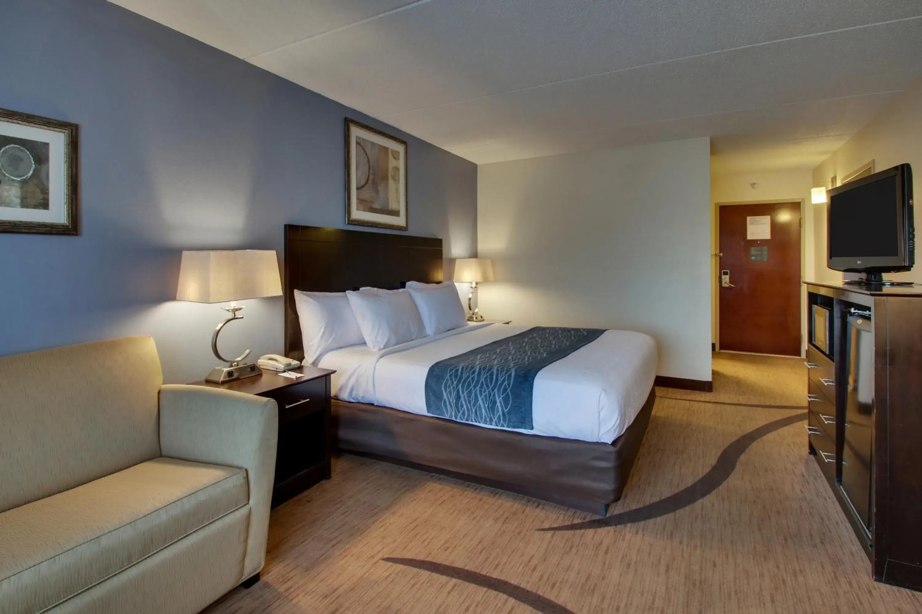 Bed in Wingfield Inn & Suites