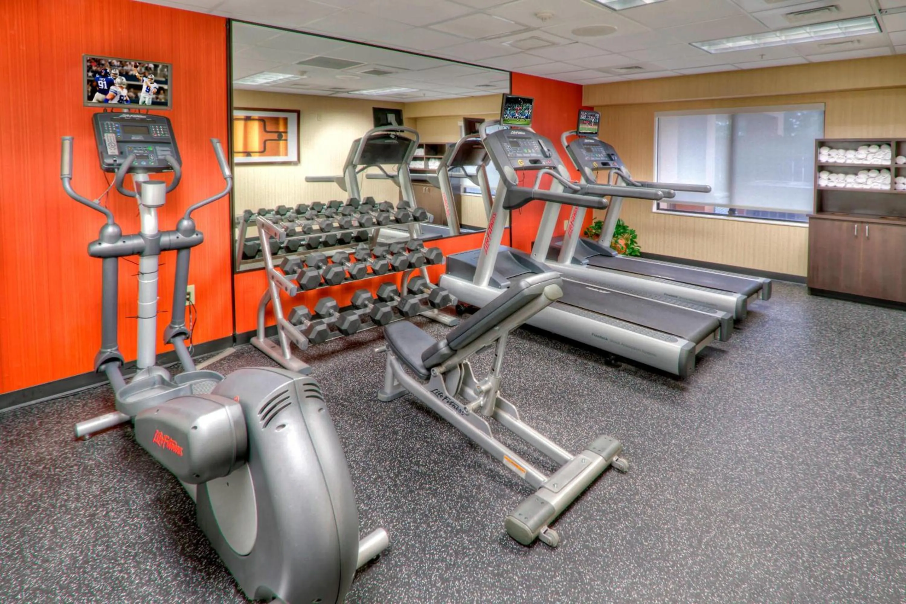 Fitness centre/facilities in Courtyard by Marriott Burlington