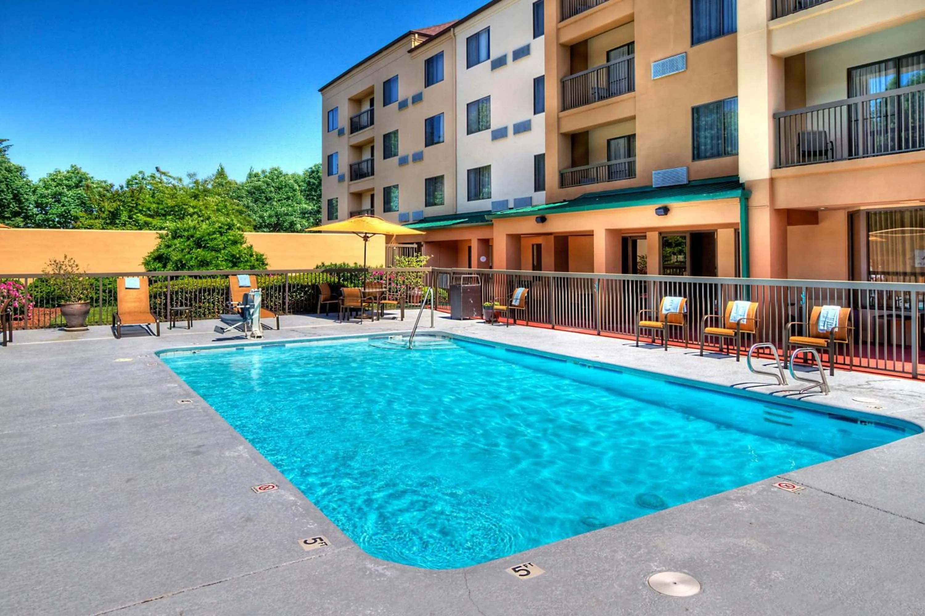 Area and facilities in Courtyard by Marriott Burlington