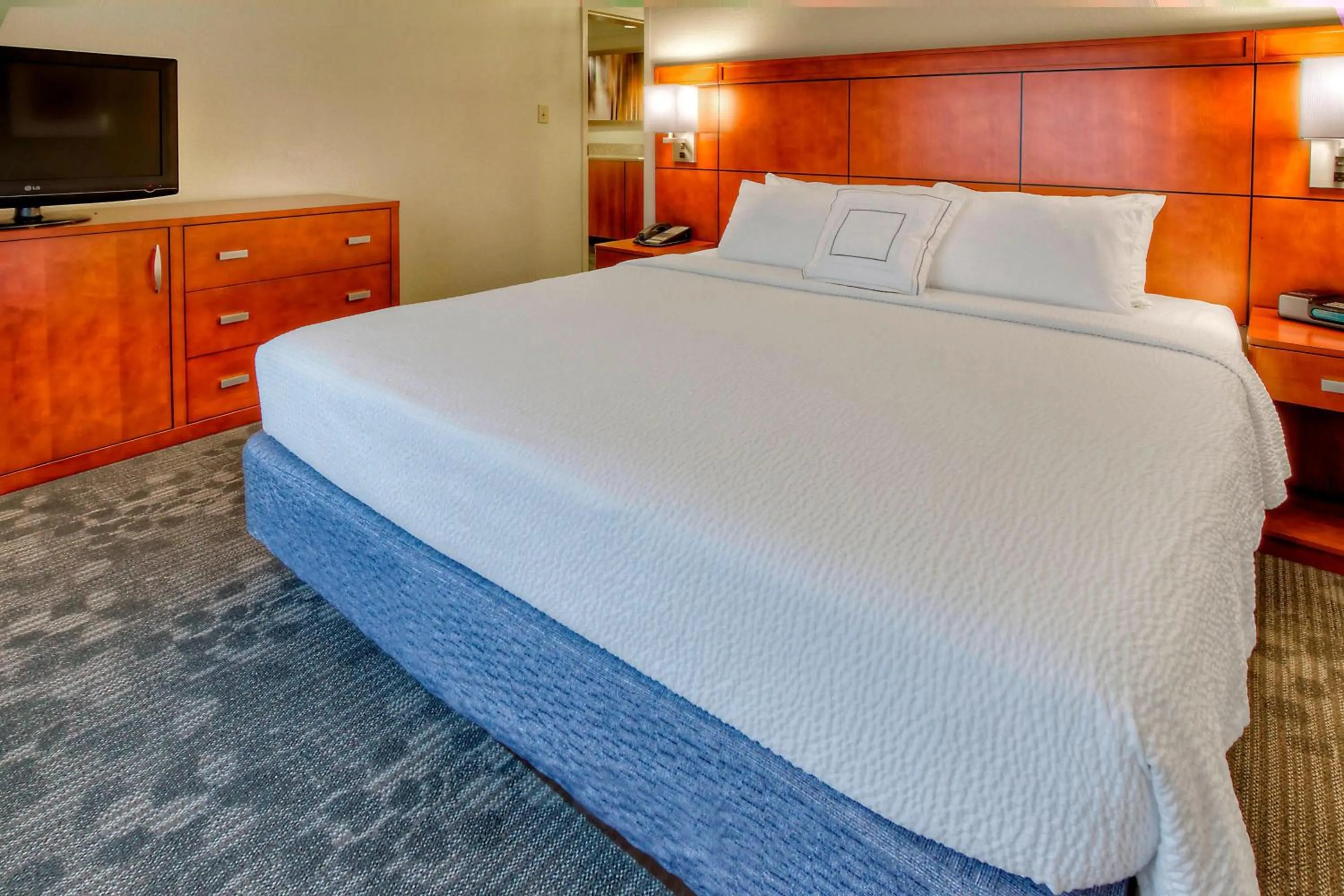 Bedroom, Bed in Courtyard by Marriott Burlington