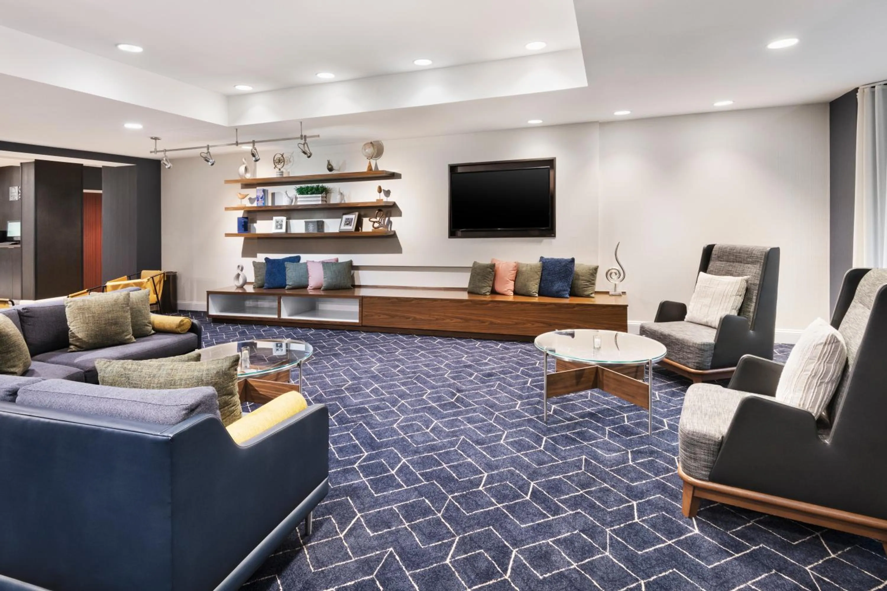 Communal lounge/ TV room in Courtyard by Marriott Burlington