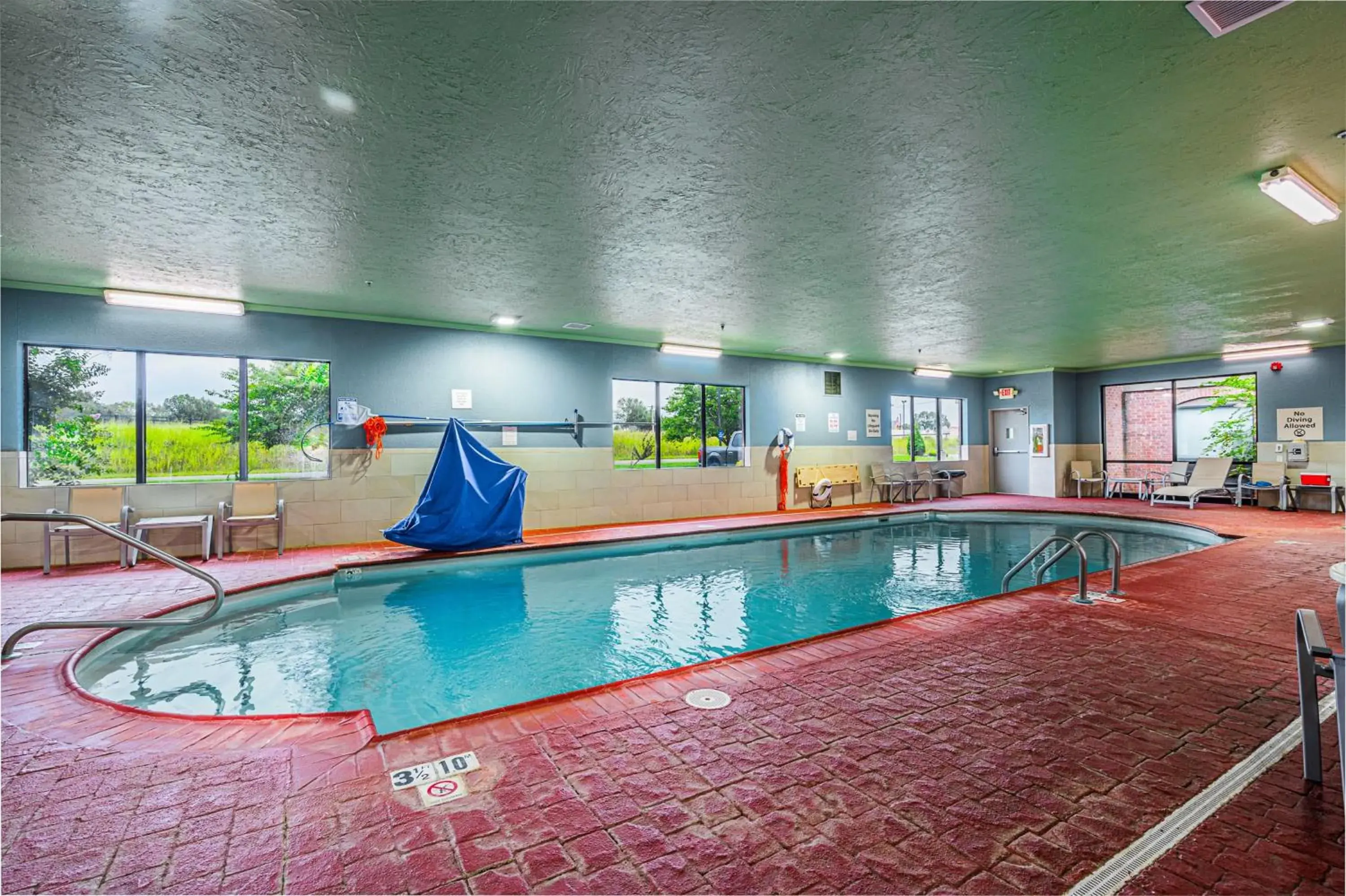Swimming pool in Holiday Inn Express Hotel & Suites Franklin by IHG Swimming pool in Holiday Inn Express Hotel & Suites Franklin by IHG