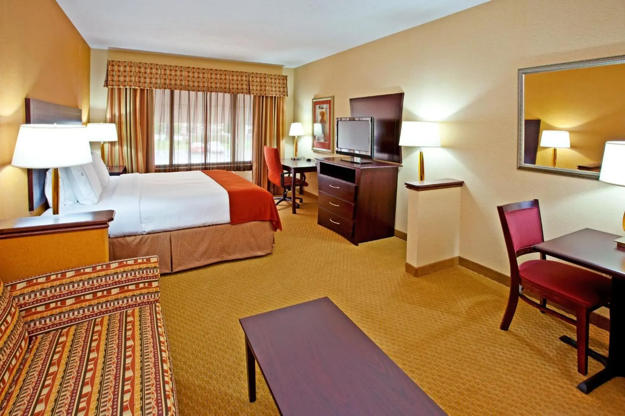 Photo of the whole room, Bed in Holiday Inn Express Hotel & Suites Franklin by IHG Photo of the whole room, Bed in Holiday Inn Express Hotel & Suites Franklin by IHG