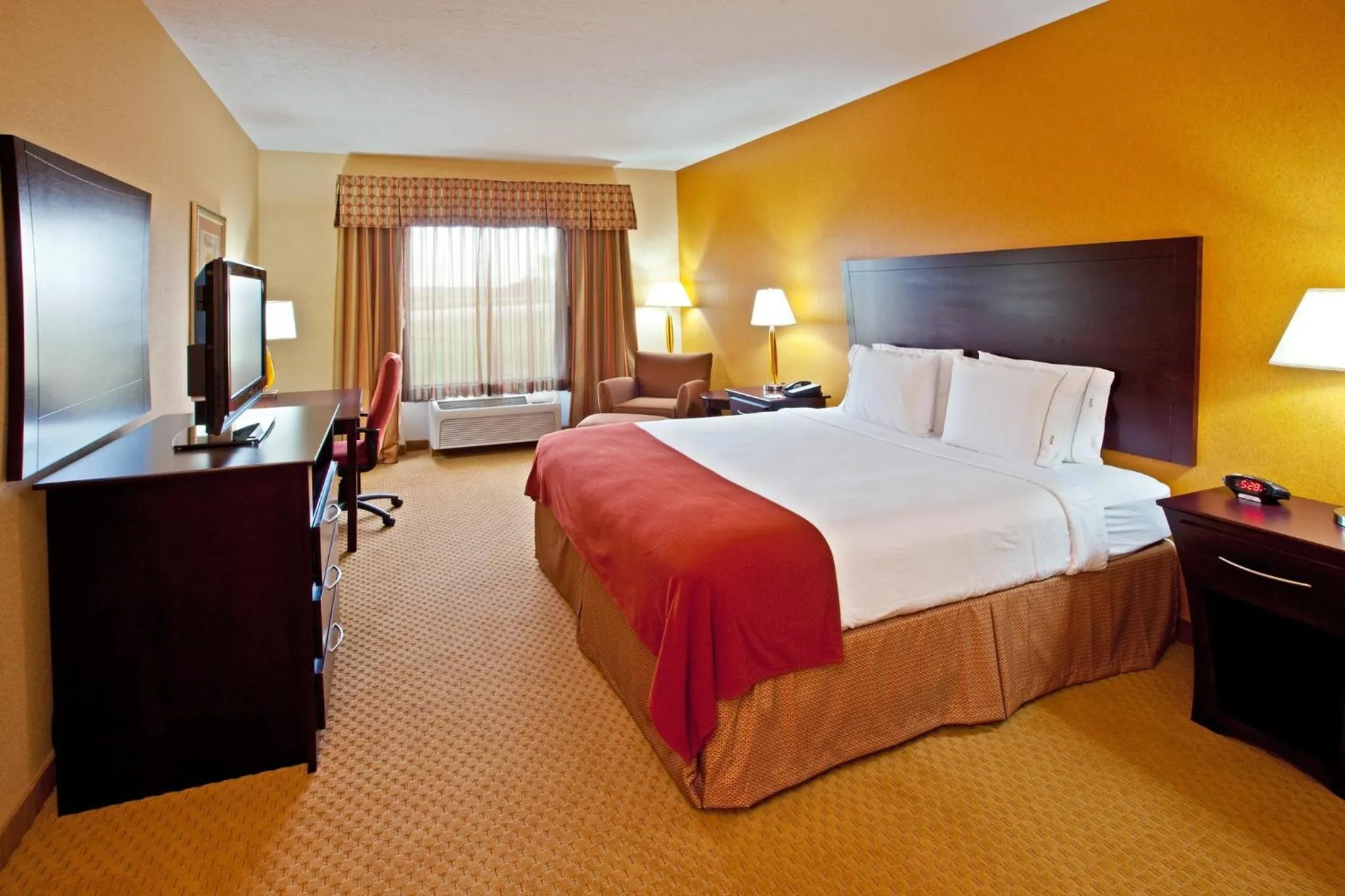 Photo of the whole room, Bed in Holiday Inn Express Hotel & Suites Franklin by IHG