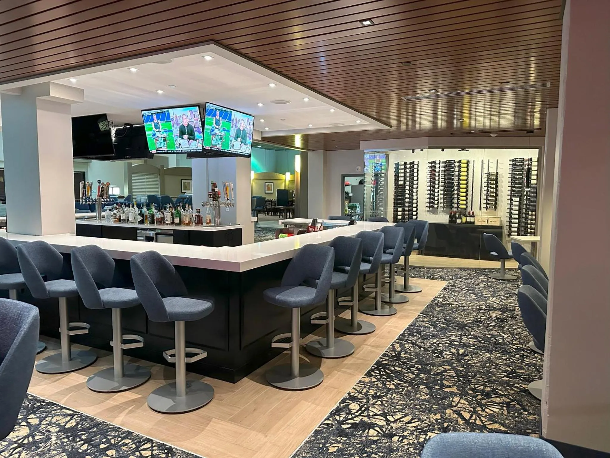 Lounge or bar in Holiday Inn Sioux Falls-City Center by IHG