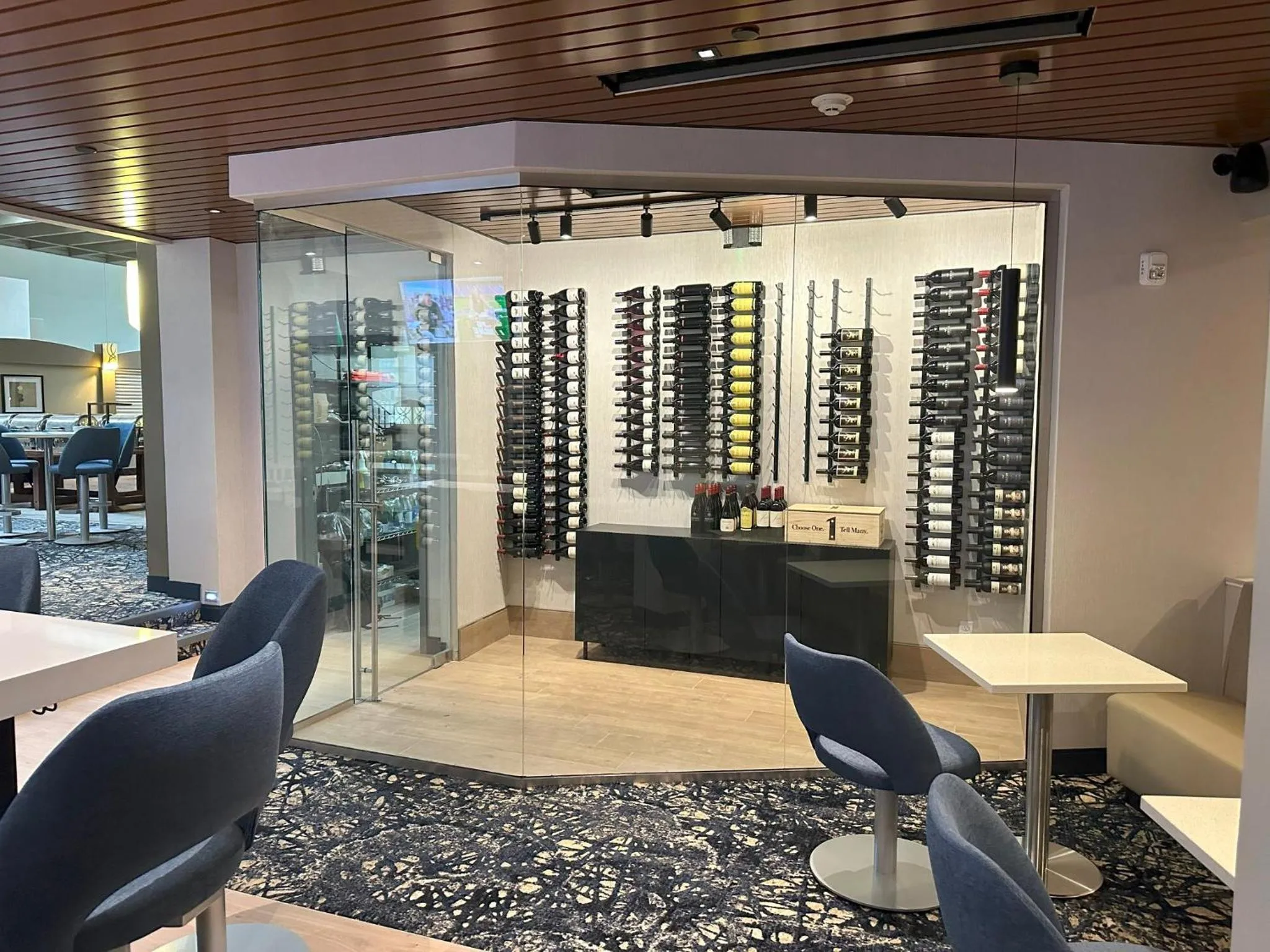 Lounge or bar in Holiday Inn Sioux Falls-City Center by IHG