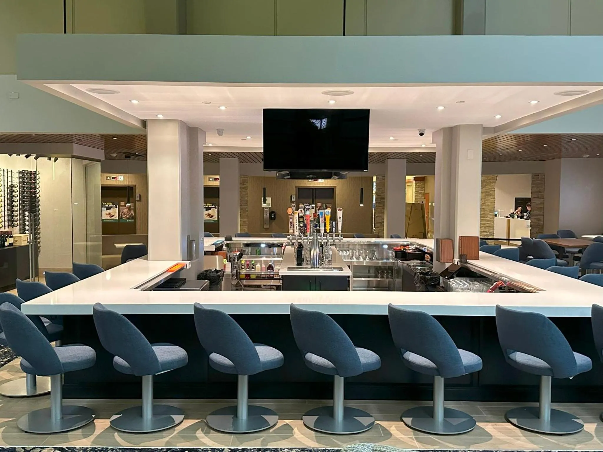 Lounge or bar in Holiday Inn Sioux Falls-City Center by IHG