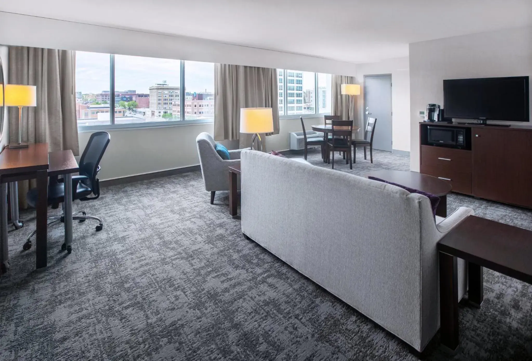 One-Bedroom King Suite with City View in Holiday Inn Sioux Falls-City Center by IHG One-Bedroom King Suite with City View in Holiday Inn Sioux Falls-City Center by IHG