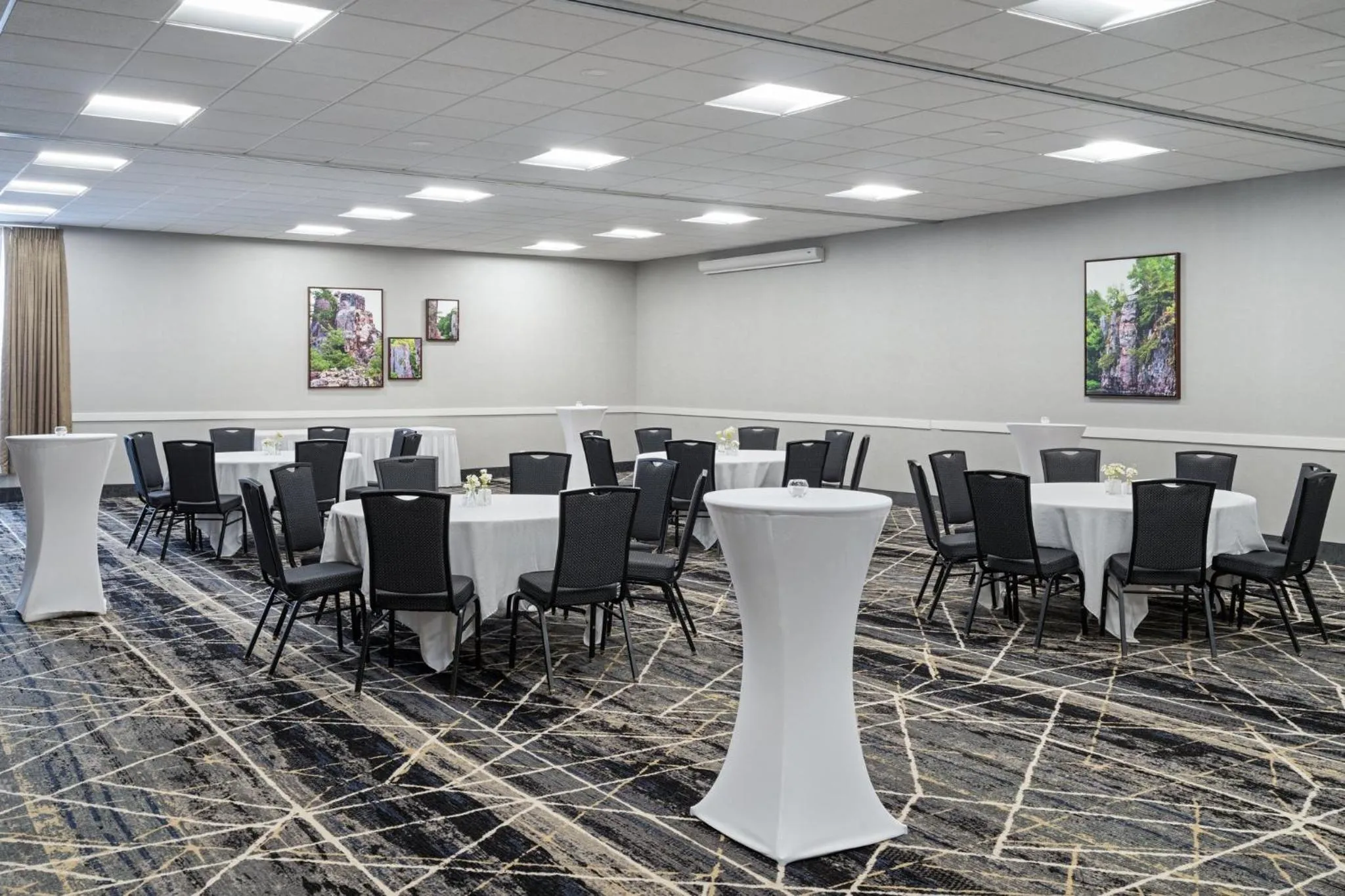Meeting/conference room in Holiday Inn Sioux Falls-City Center by IHG