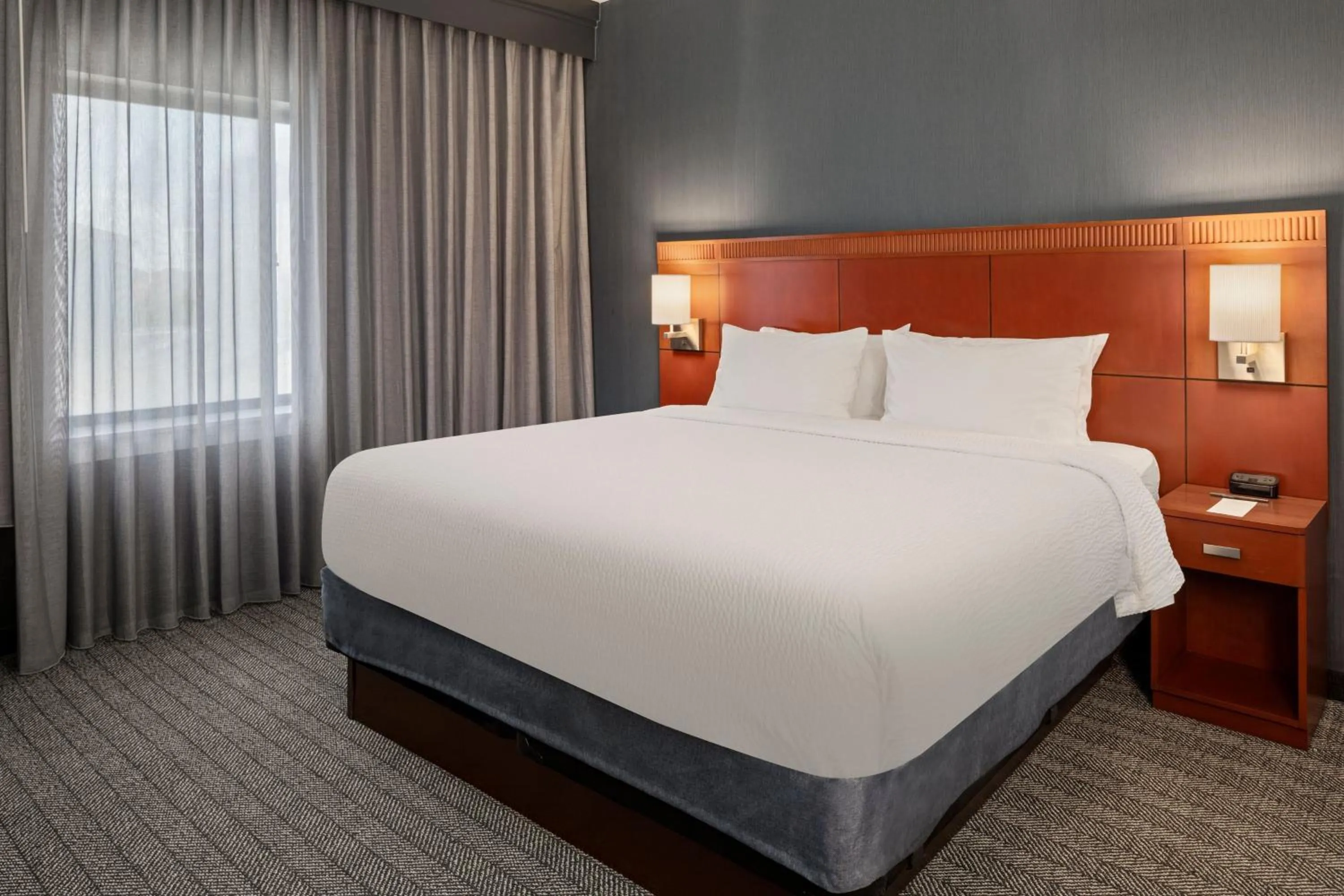 Bedroom, Bed in Courtyard by Marriott Chicago Waukegan / Gurnee