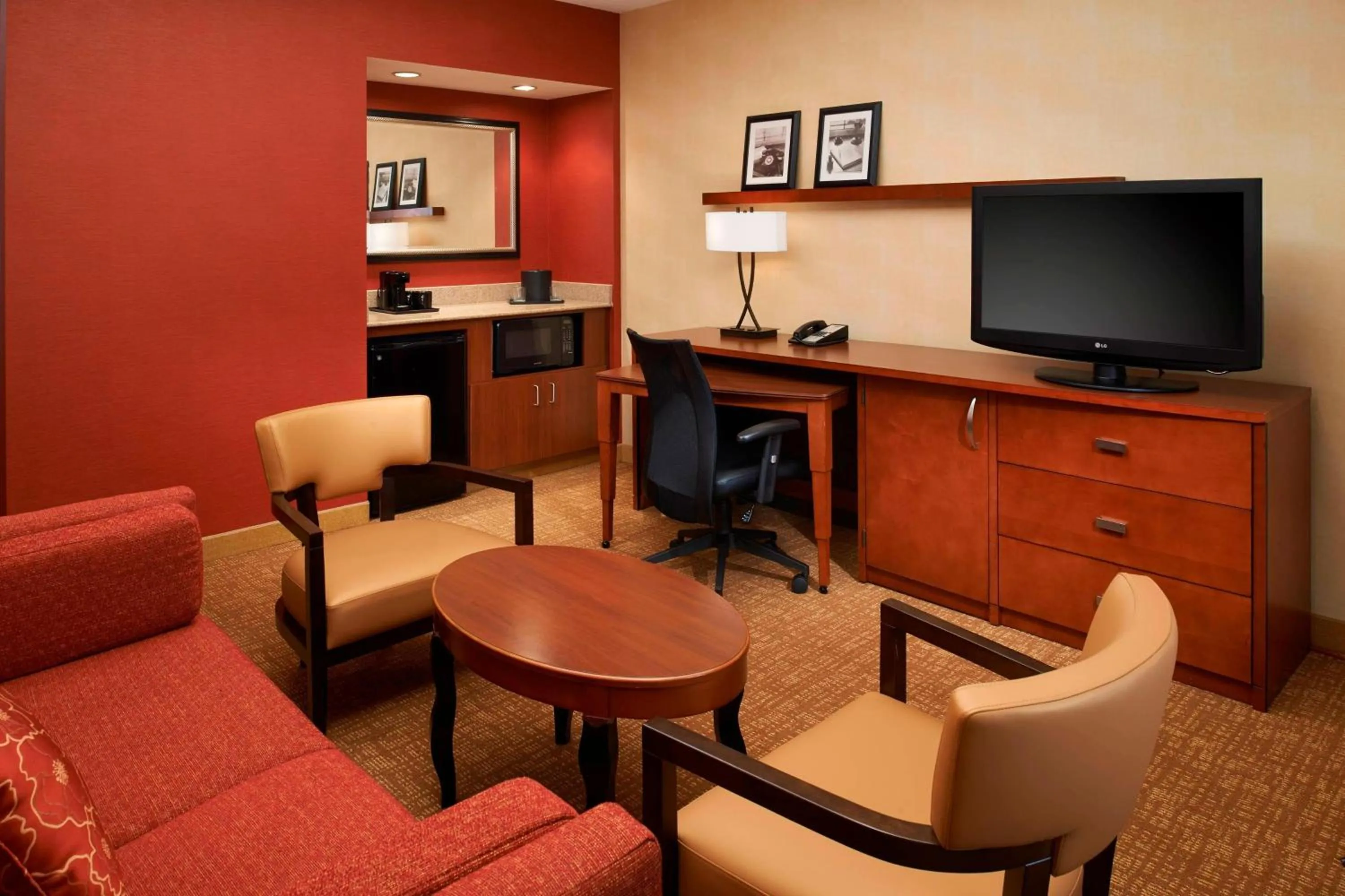 Living room in Courtyard by Marriott Chicago Waukegan / Gurnee