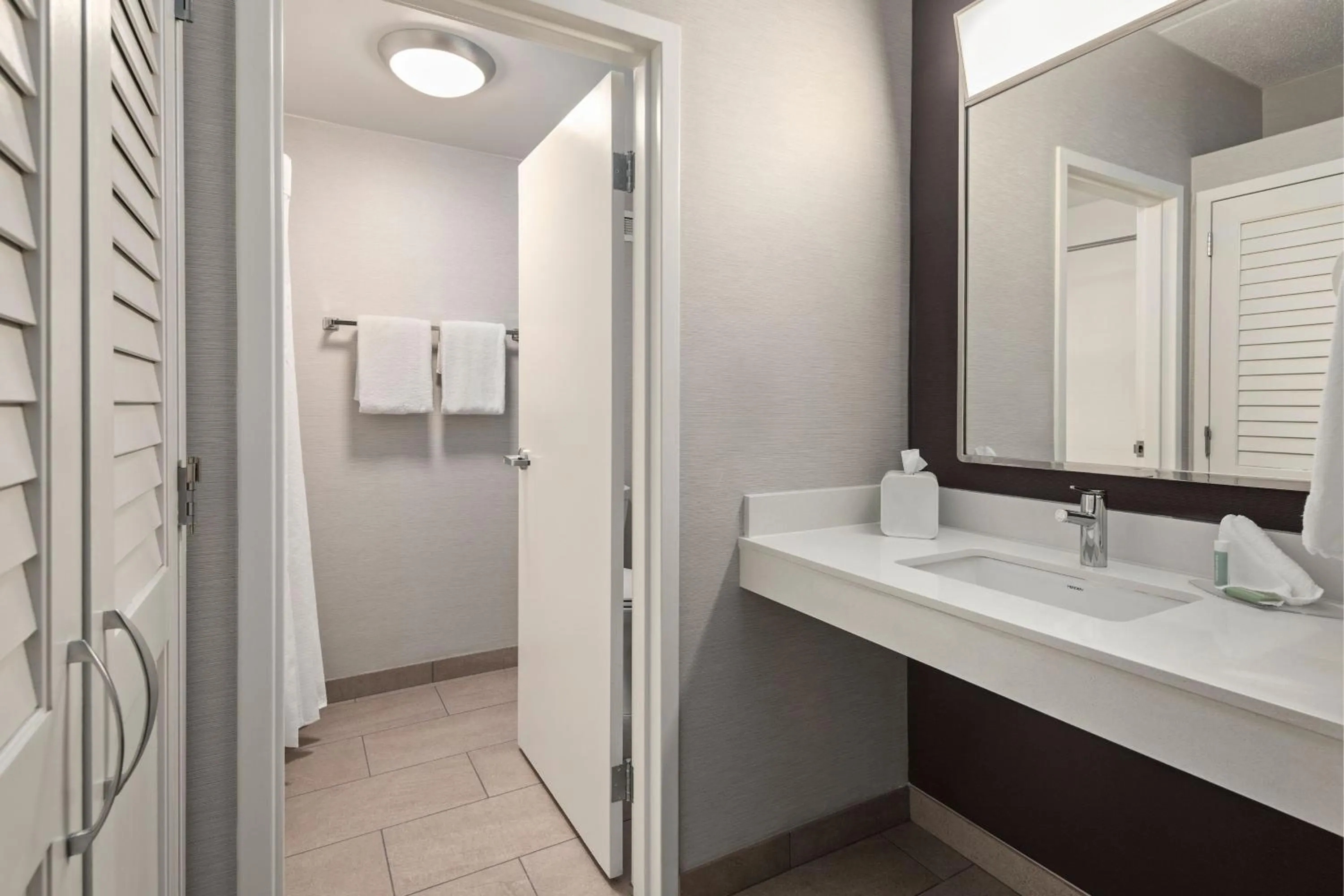 Bathroom in Courtyard by Marriott Chicago Waukegan / Gurnee
