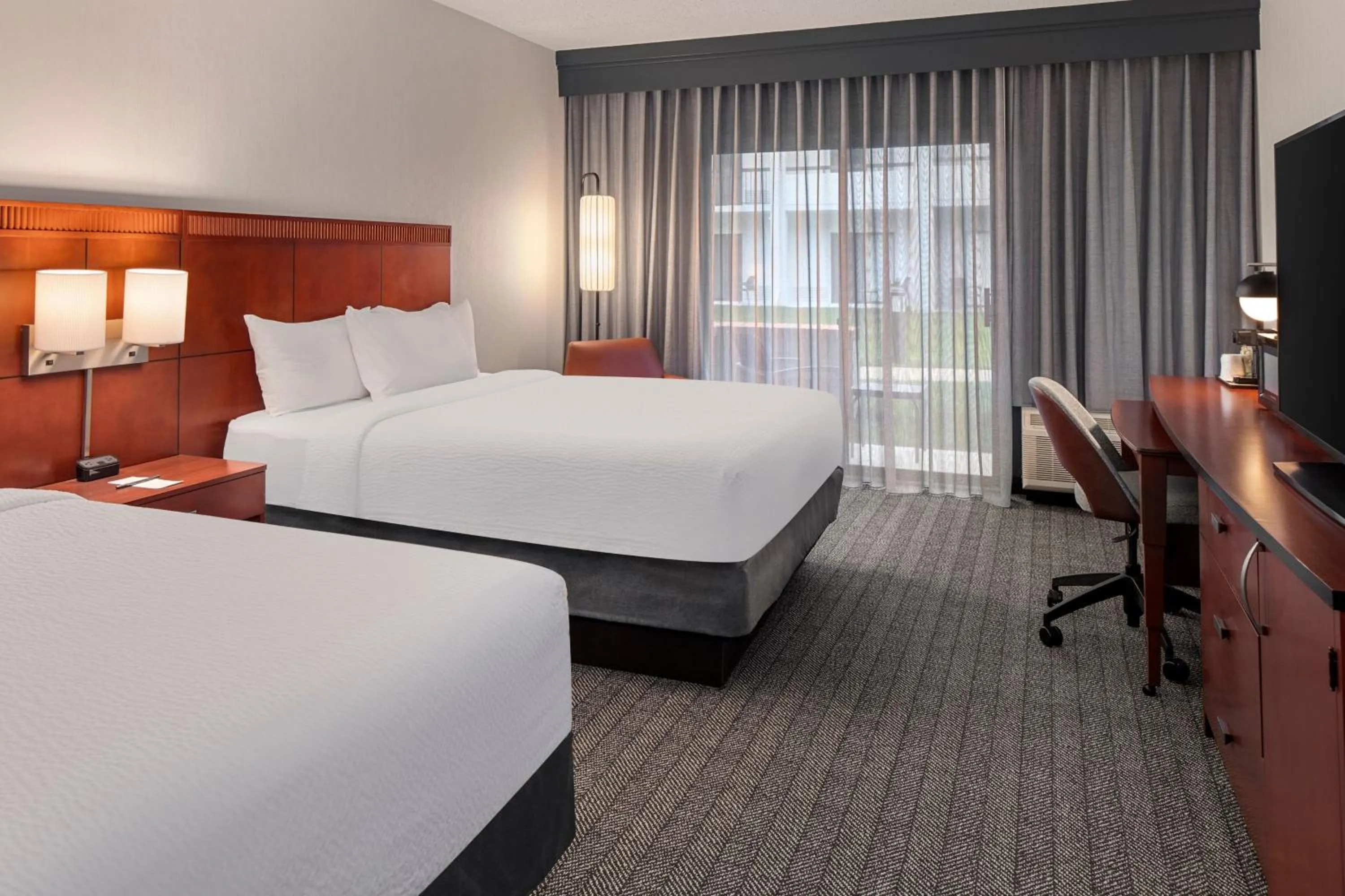 Photo of the whole room, Bed in Courtyard by Marriott Chicago Waukegan / Gurnee