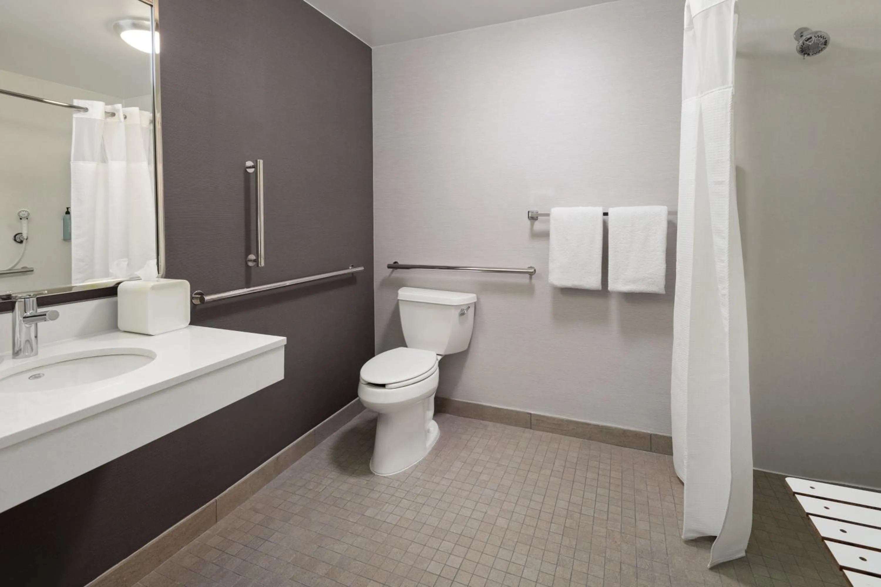 Bathroom in Courtyard by Marriott Chicago Waukegan / Gurnee