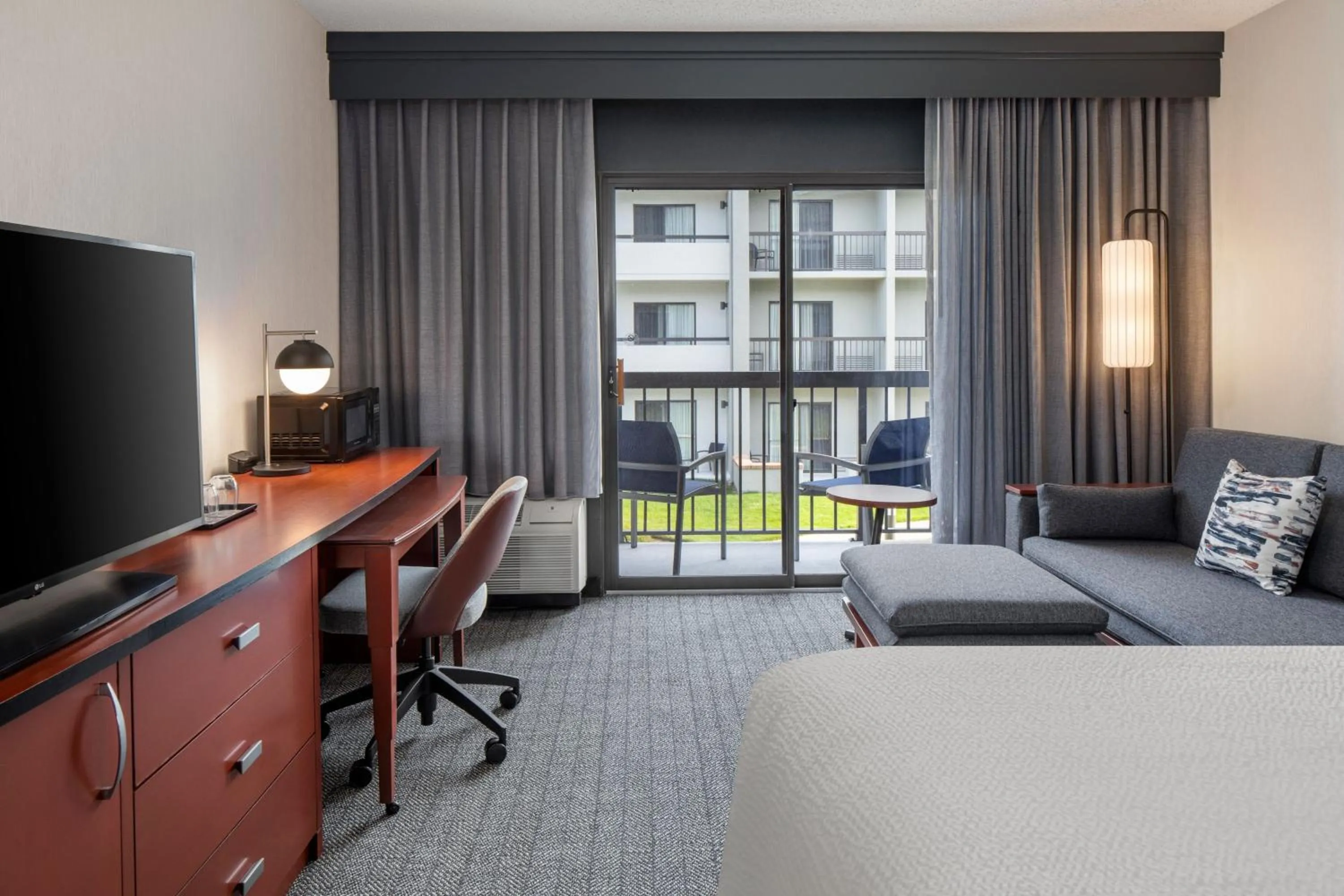 Photo of the whole room in Courtyard by Marriott Chicago Waukegan / Gurnee