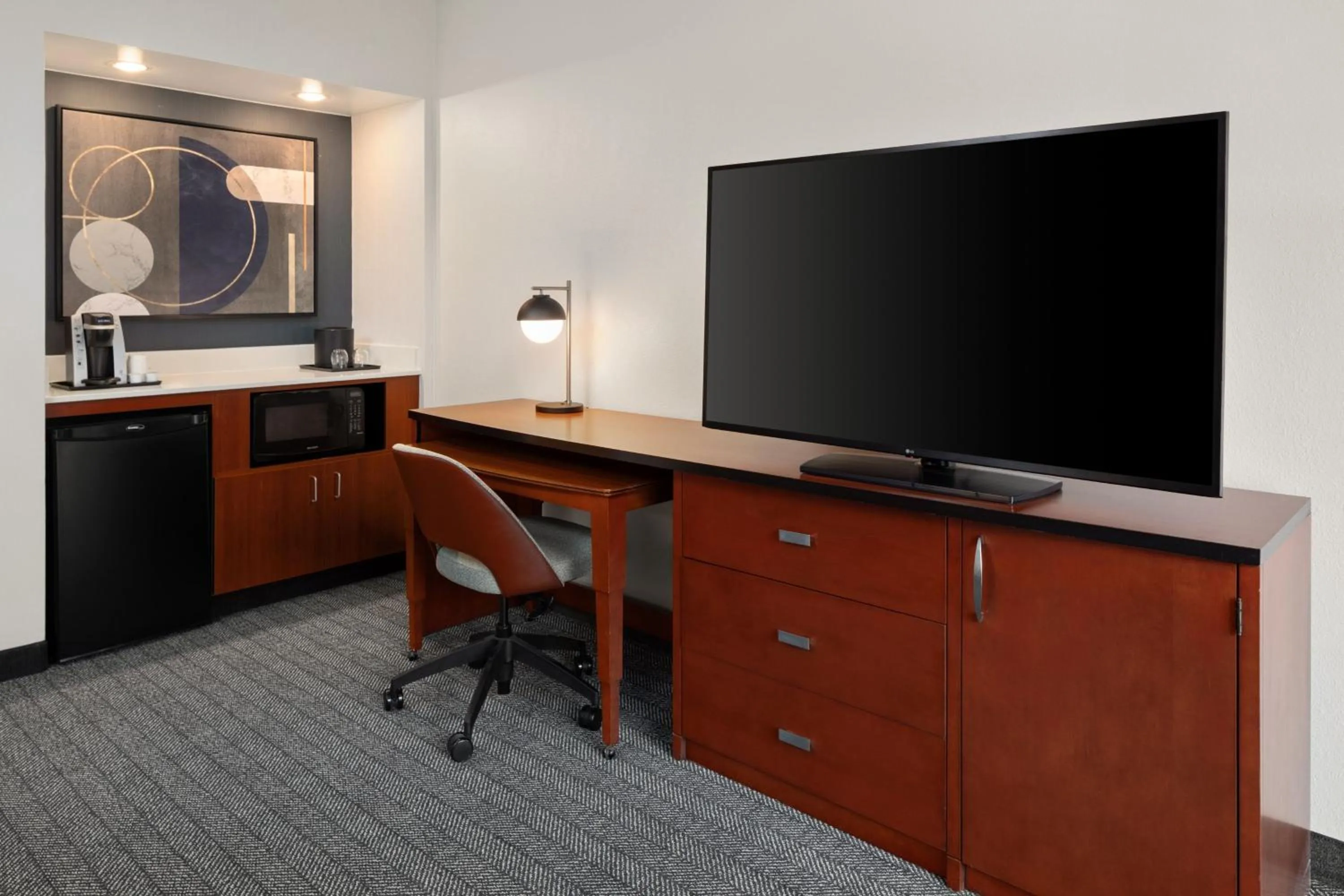 Living room in Courtyard by Marriott Chicago Waukegan / Gurnee