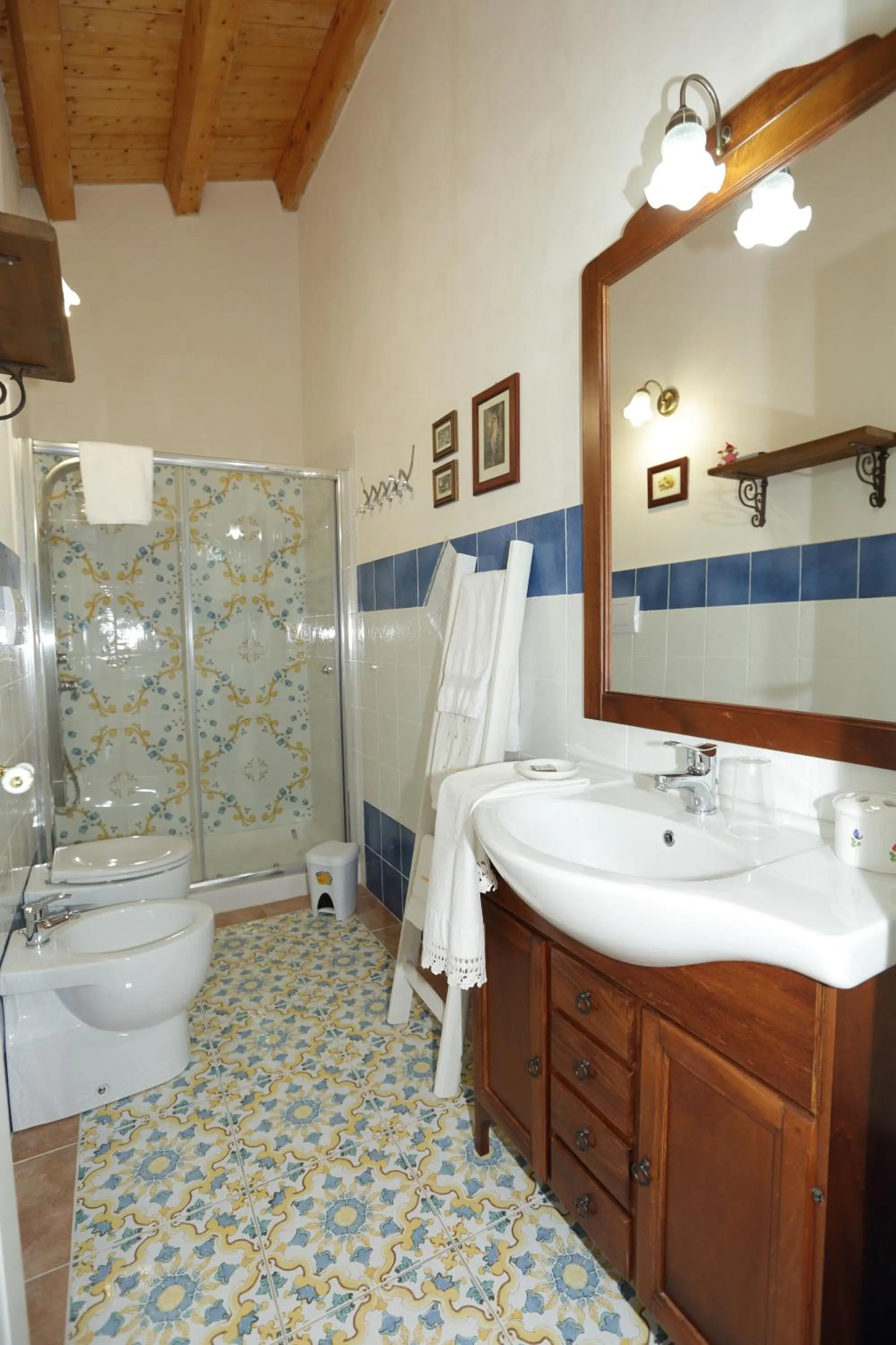 Bathroom in "Suliscenti" Dimora Siciliana B&B