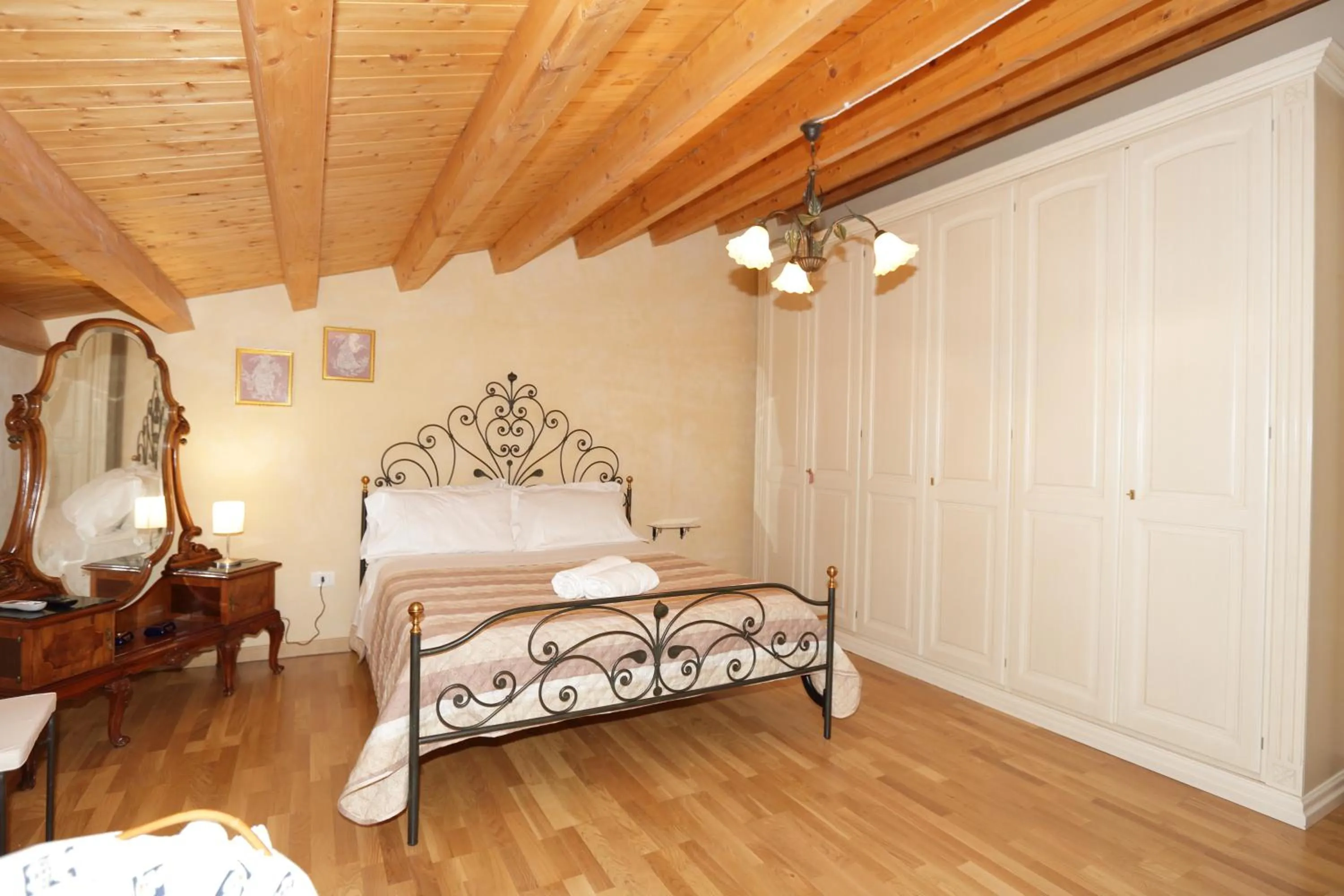 Photo of the whole room in "Suliscenti" Dimora Siciliana B&B