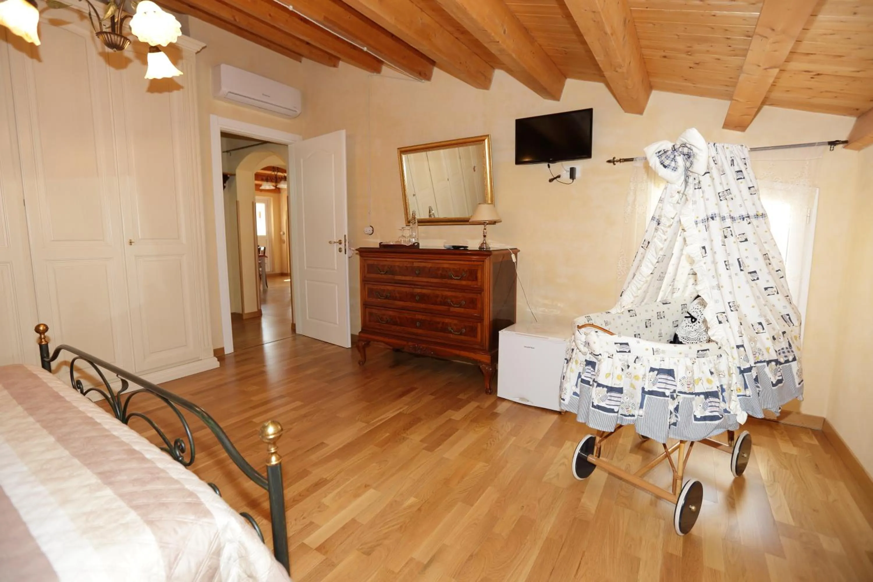 Photo of the whole room in "Suliscenti" Dimora Siciliana B&B