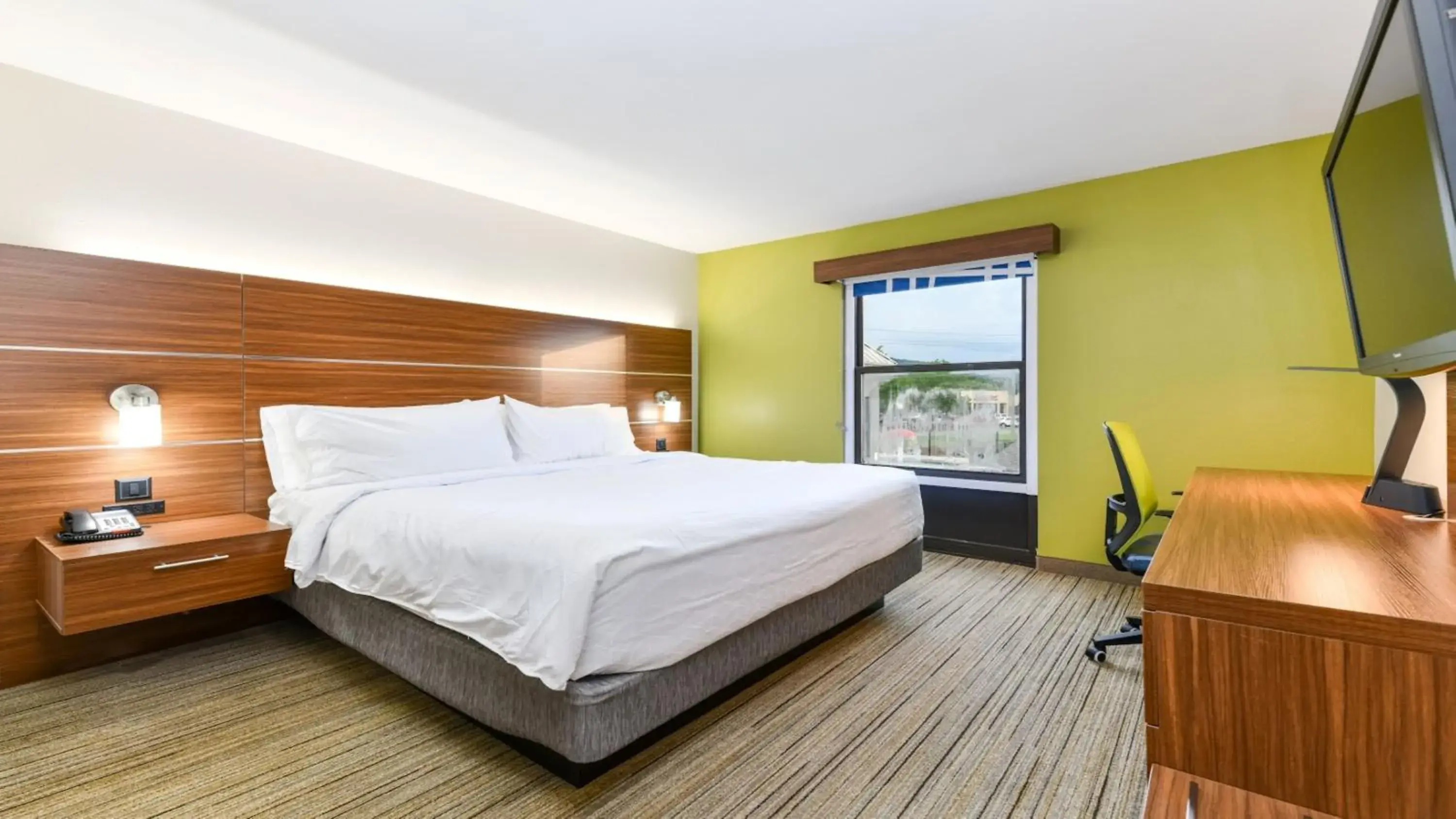 Standard King Room in Holiday Inn Express Hotel & Suites Pigeon Forge by IHG Standard King Room in Holiday Inn Express Hotel & Suites Pigeon Forge by IHG