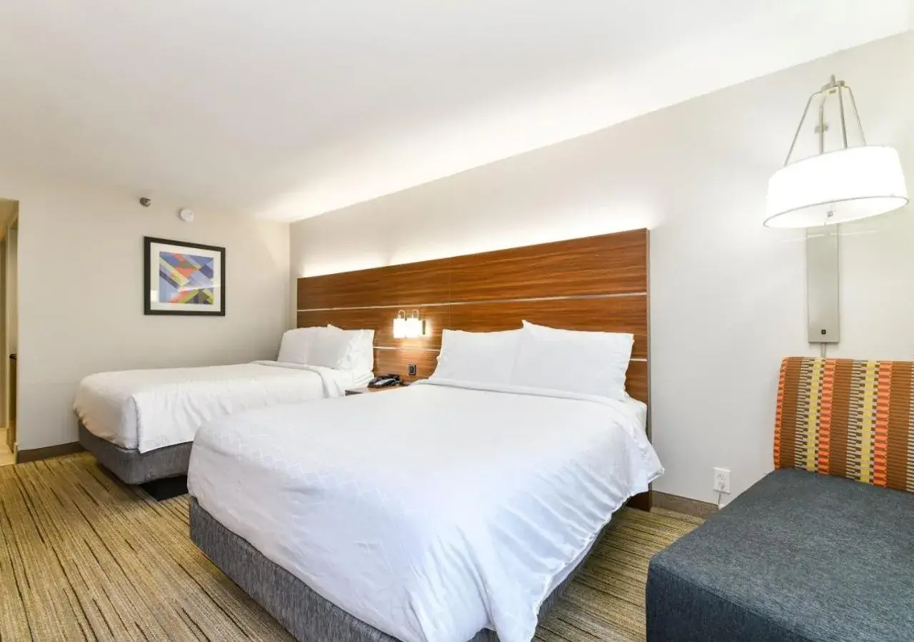 Bedroom, Bed in Holiday Inn Express Hotel & Suites Pigeon Forge by IHG Bedroom, Bed in Holiday Inn Express Hotel & Suites Pigeon Forge by IHG