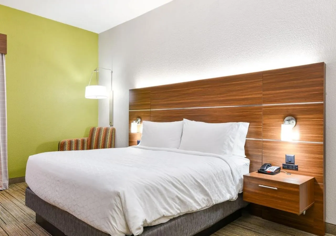 Bedroom, Bed in Holiday Inn Express Hotel & Suites Pigeon Forge by IHG