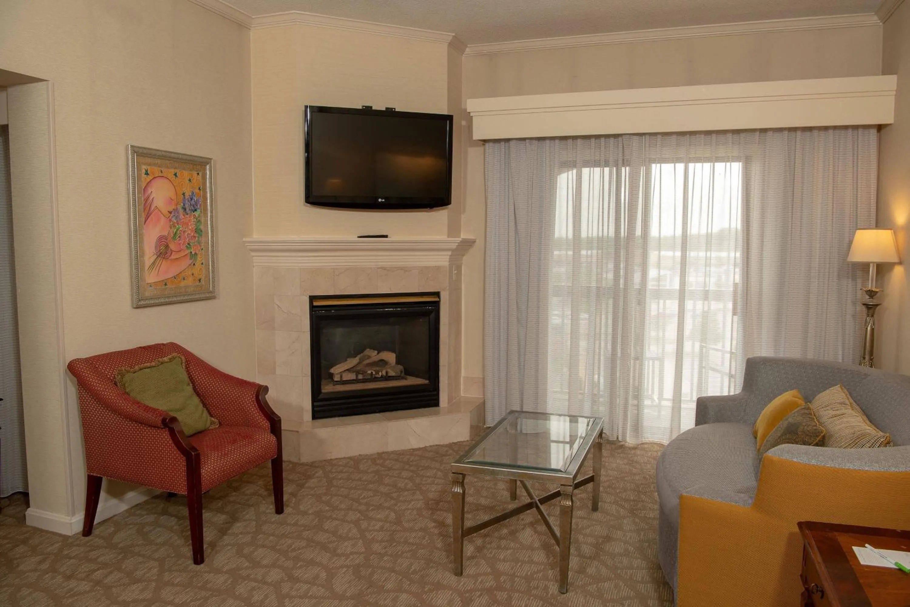 Living room in Courtyard by Marriott Erie Ambassador Conference Center