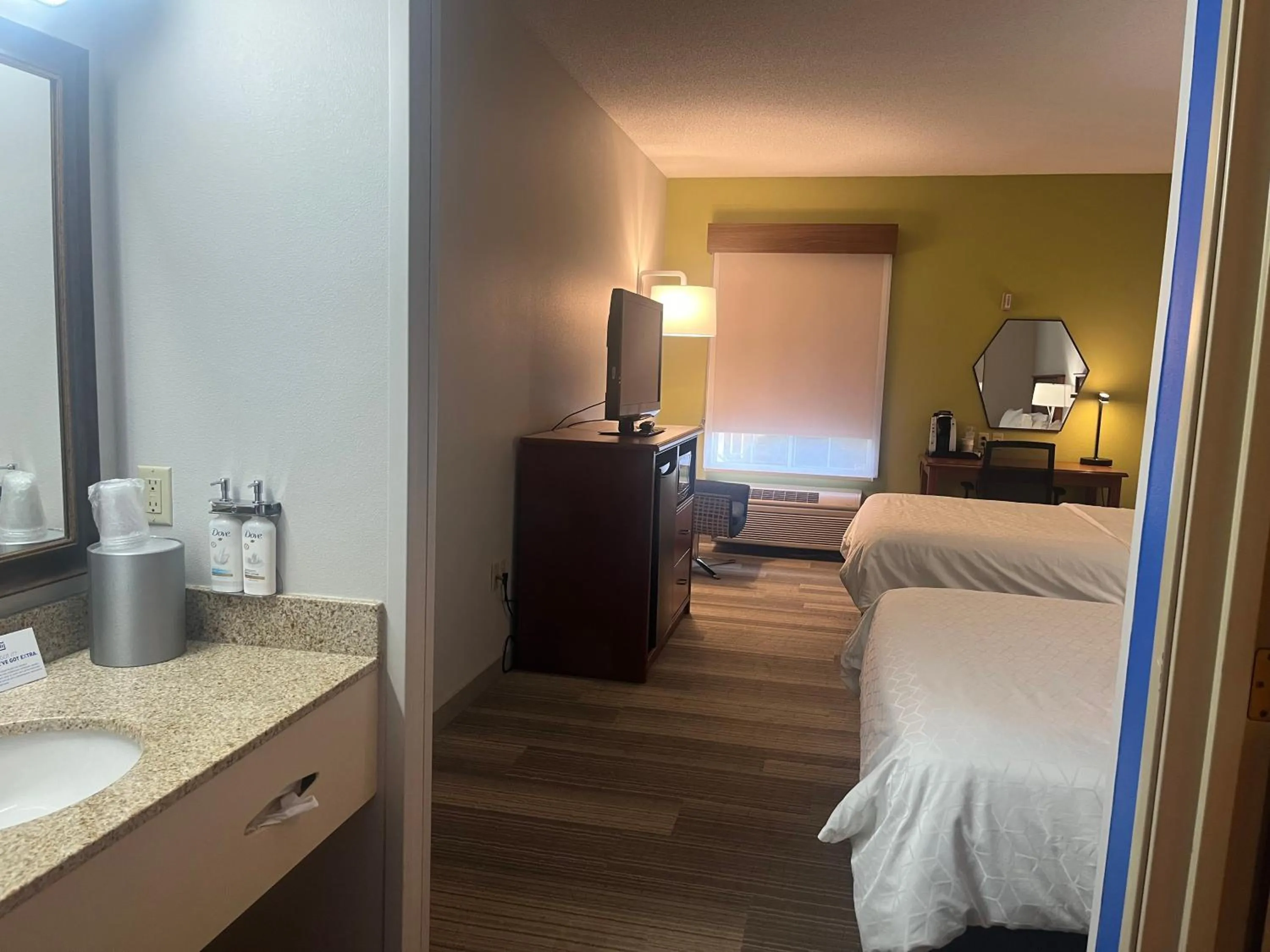 Bed in Holiday Inn Express Hotel & Suites Sioux Falls At Empire Mall by IHG