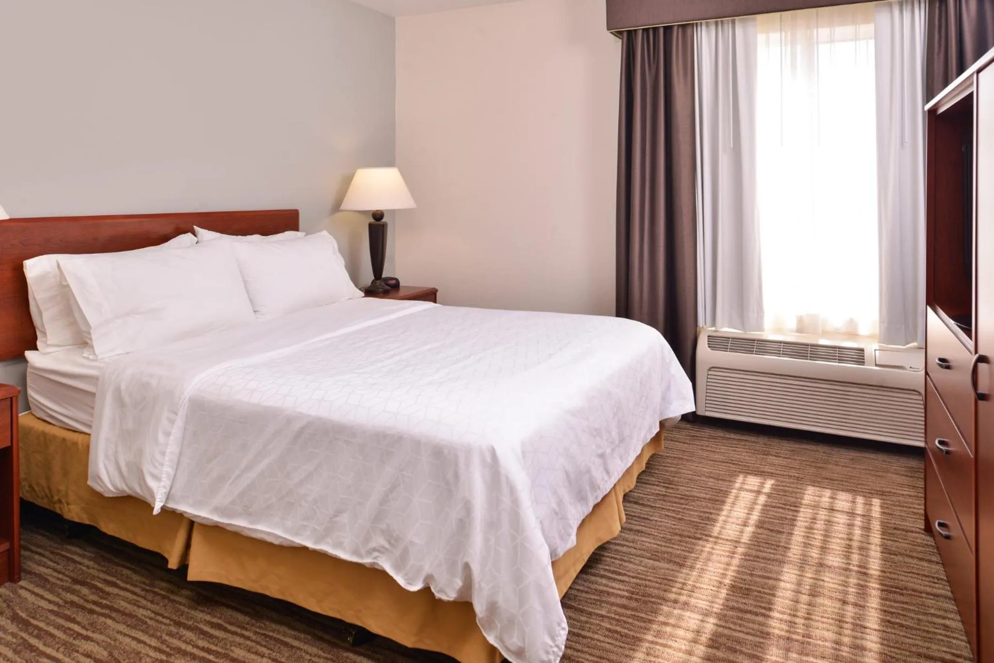 Photo of the whole room, Bed in Holiday Inn Express Hotel & Suites Sioux Falls At Empire Mall by IHG